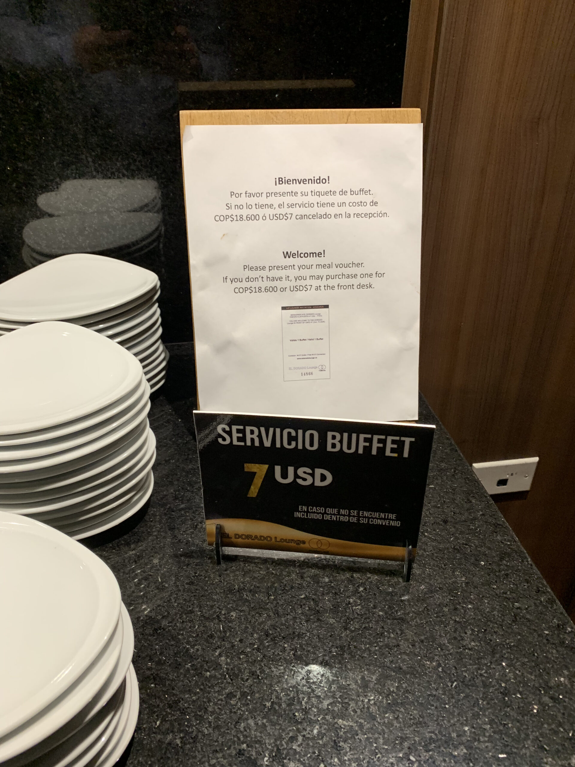 Schild am Buffetbereich der El Dorado Lounge mit Hinweis auf Mahlzeitengutschein, Preis 7 USD oder 18.600 COP.