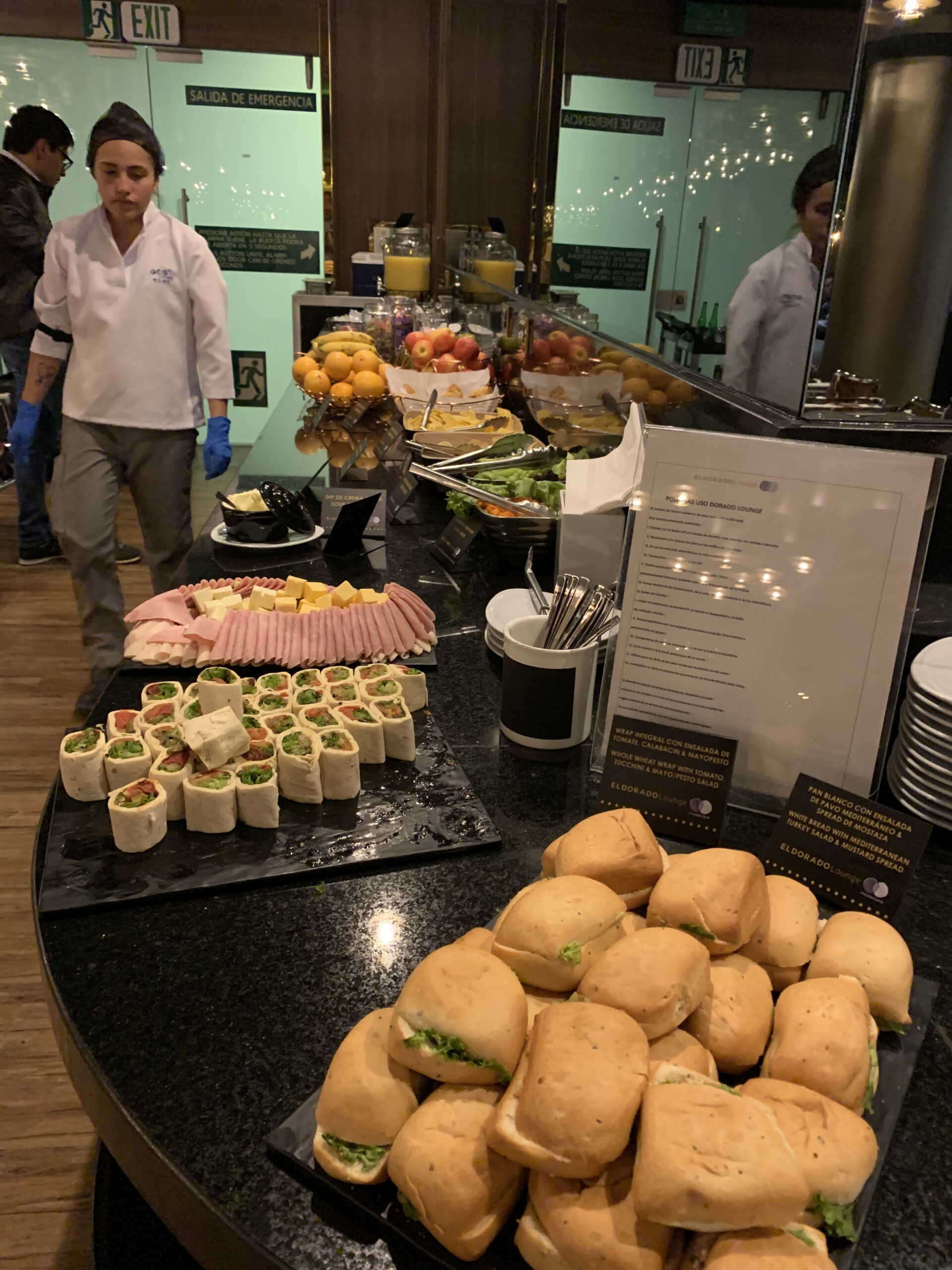 Buffettisch mit Sandwiches, Wraps, Aufschnitt und Obst in der El Dorado Lounge Bogotá.