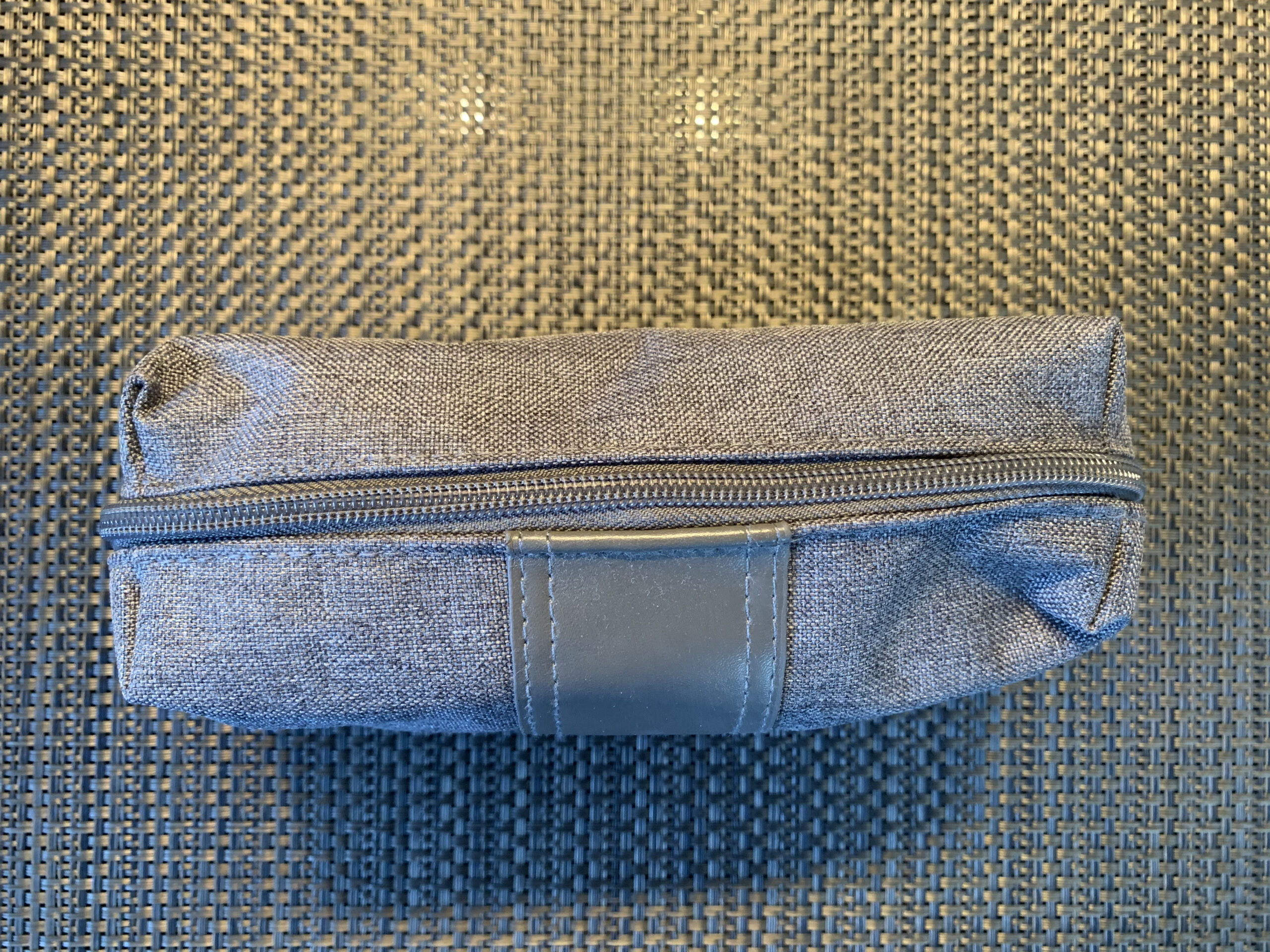 Emirates Business Class Amenity Kit für Männer — aussen schlicht grau mit BVLGARI-Branding