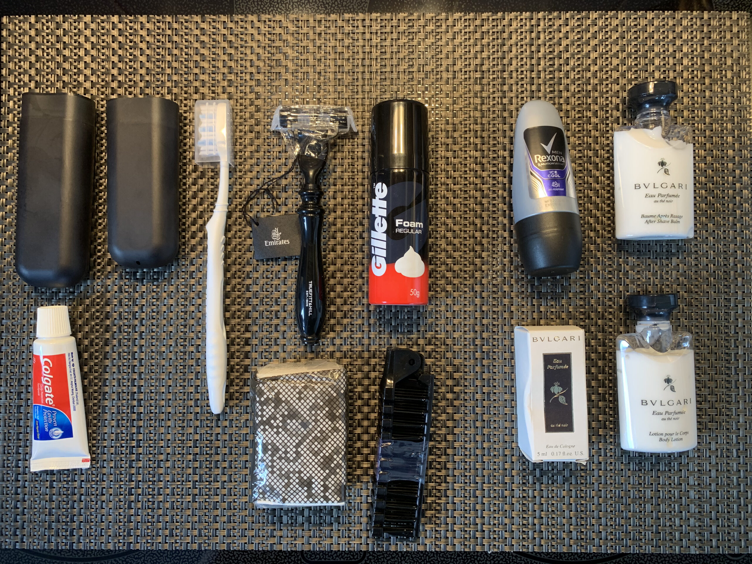 Vollständiger Inhalt des Emirates Herren Amenity Kits ausgebreitet