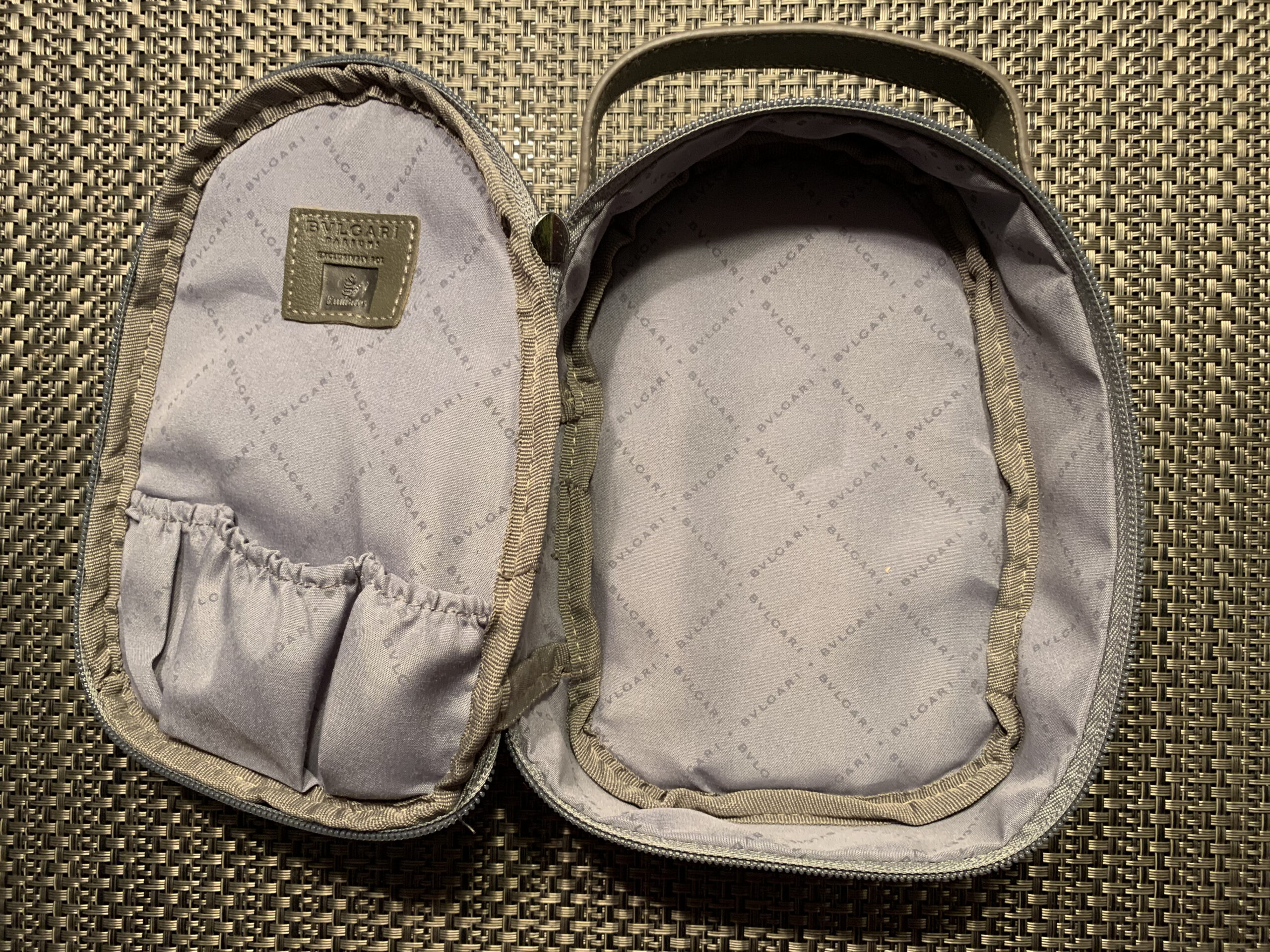 Emirates Business Class Amenity Kit geöffnet — BVLGARI-Produkte inklusive Eau de Cologne