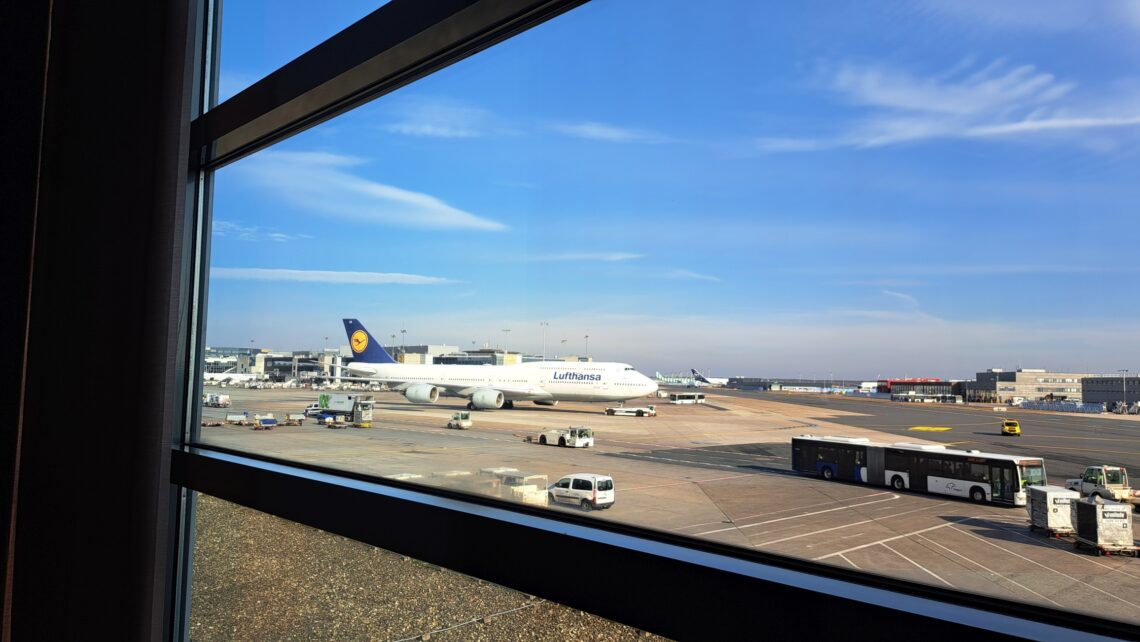 Lufthansa Boeing 747 am Vorfeld Frankfurt aus der Panorama Lounge