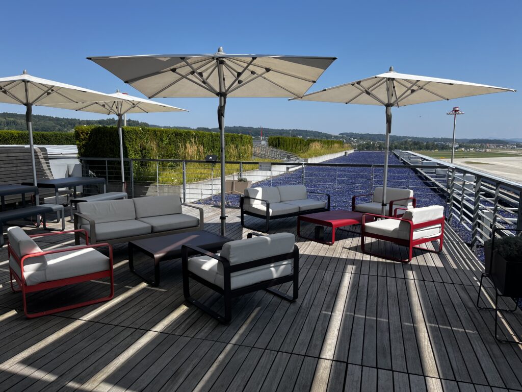 Swiss First Class Lounge Terrasse mit Sonnenschirmen am Flughafen Zürich