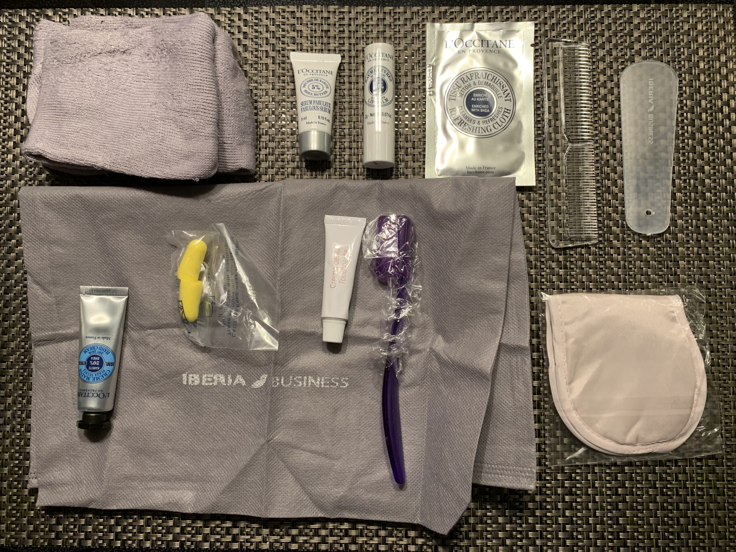 Iberia Business Class Amenity Kit in Rot geöffnet — umfangreicher Inhalt auf einen Blick