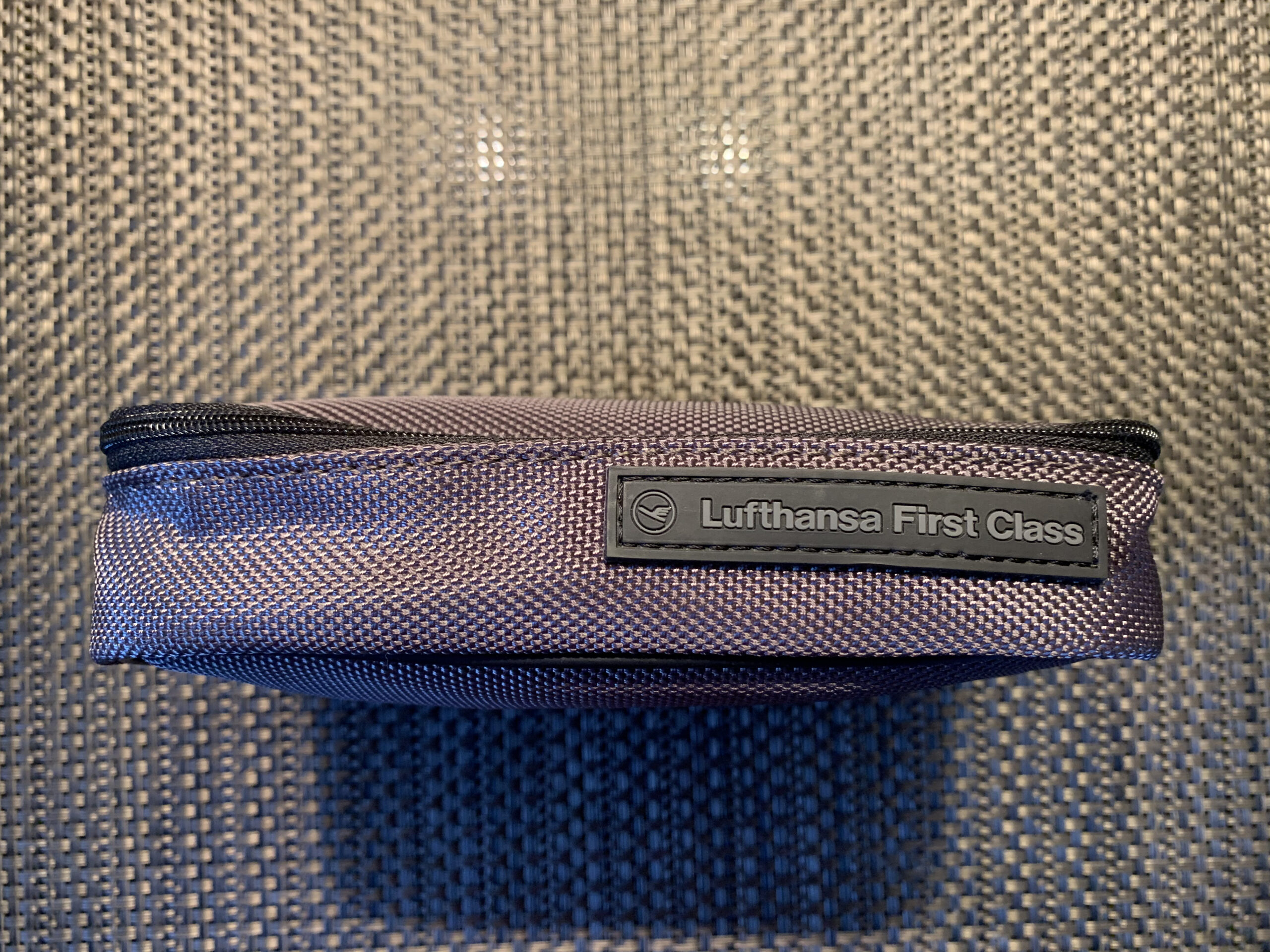 Lufthansa First Class Amenity Kit im Porsche Design — geschlossen von aussen