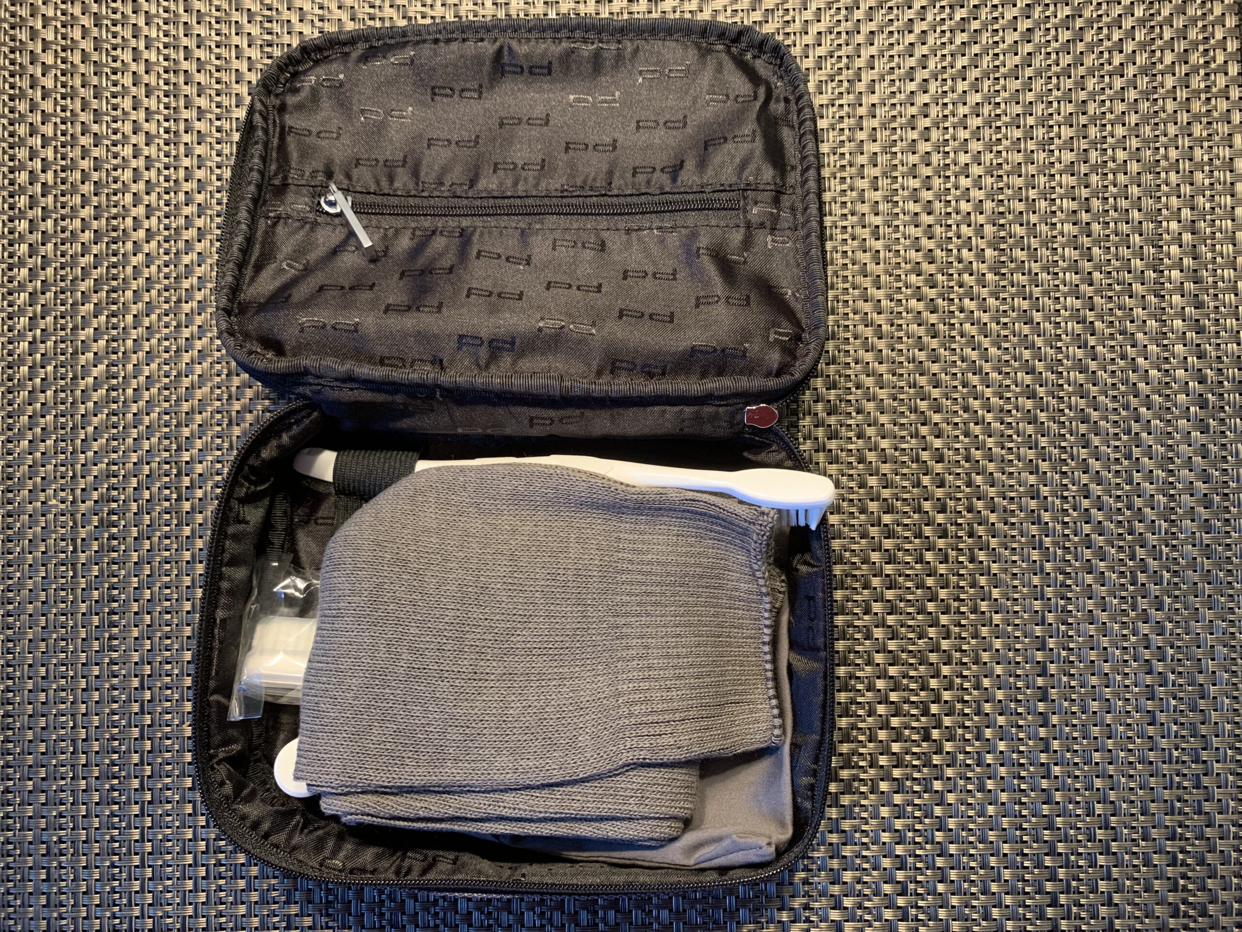 Inhalt des Lufthansa First Class Kits — Kamm, Ohrstöpsel und Zahnbürste