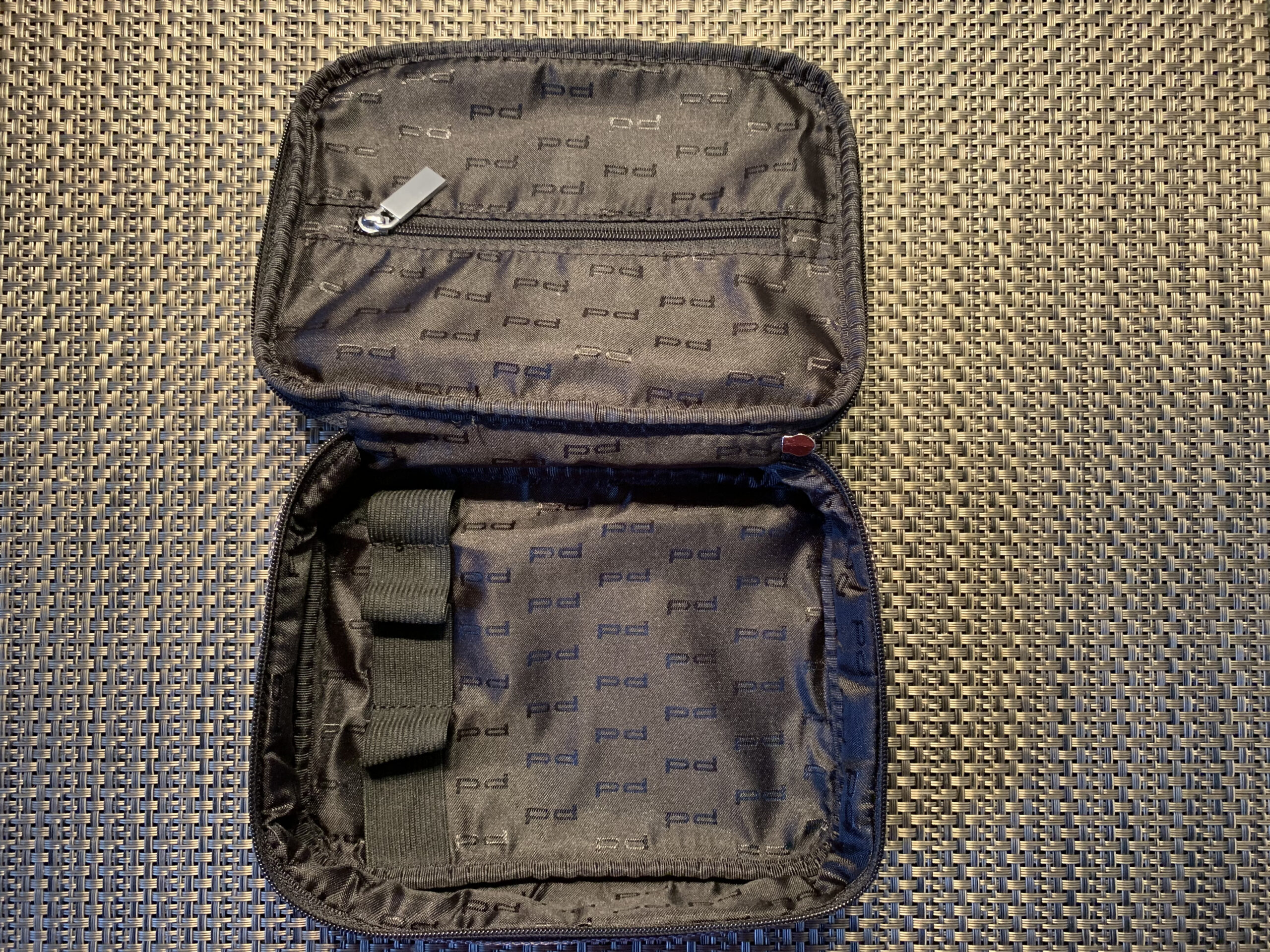 Porsche Design Amenity Kit der Lufthansa First Class — Seitenansicht mit Branding