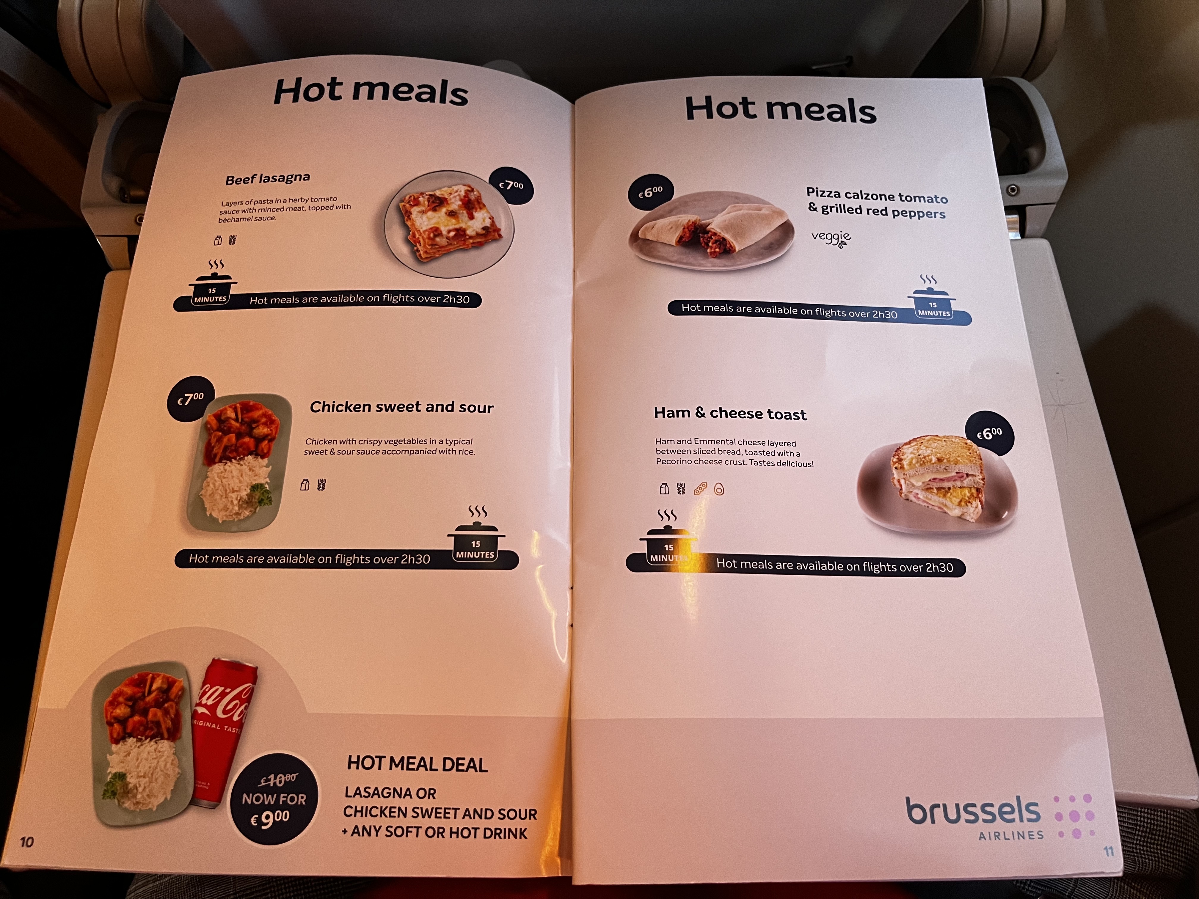Brussels Airlines Bordmenü mit vier heißen Gerichten: Beef Lasagna (7€), Chicken Sweet and Sour (7€), Pizza Calzone (6€), Ham