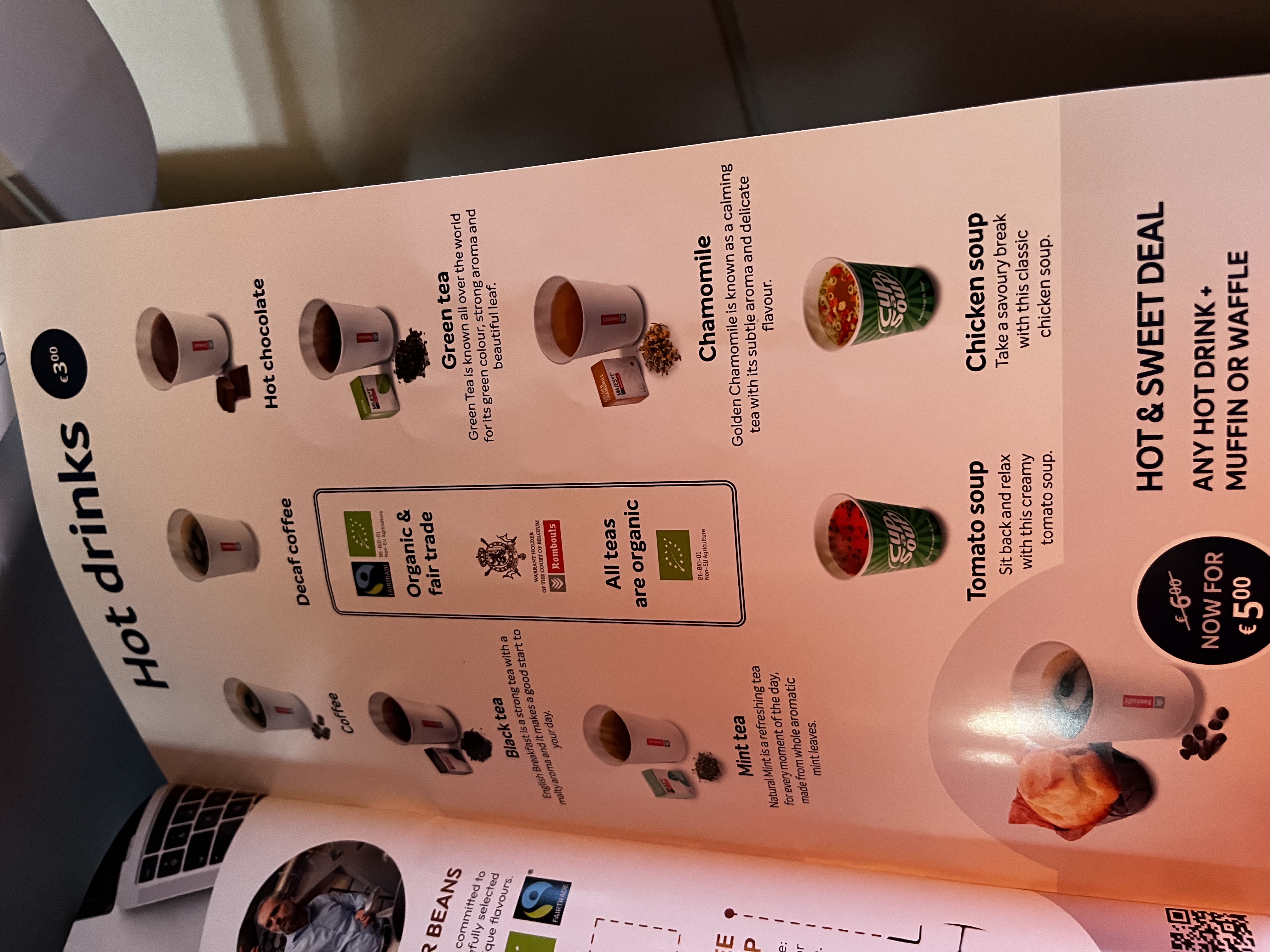 Getränkekarte mit heißen Getränken: Kaffee, Tee, Kakao und Suppen für je 3 Euro.