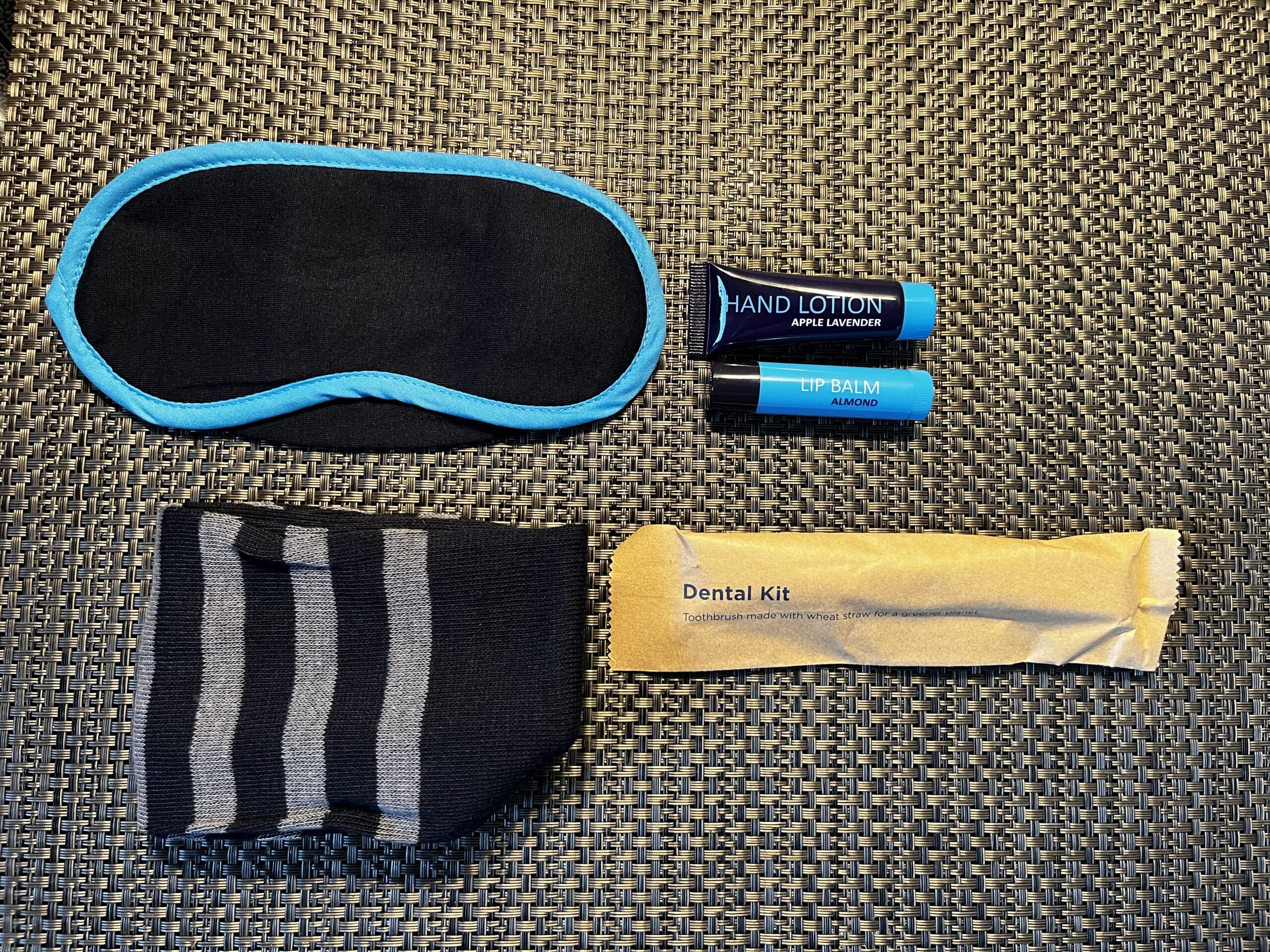Inhalt des Amenity Kits: Schlafmaske, Socken, Hand Lotion Apple Lavender, Lip Balm Almond und Dental Kit.