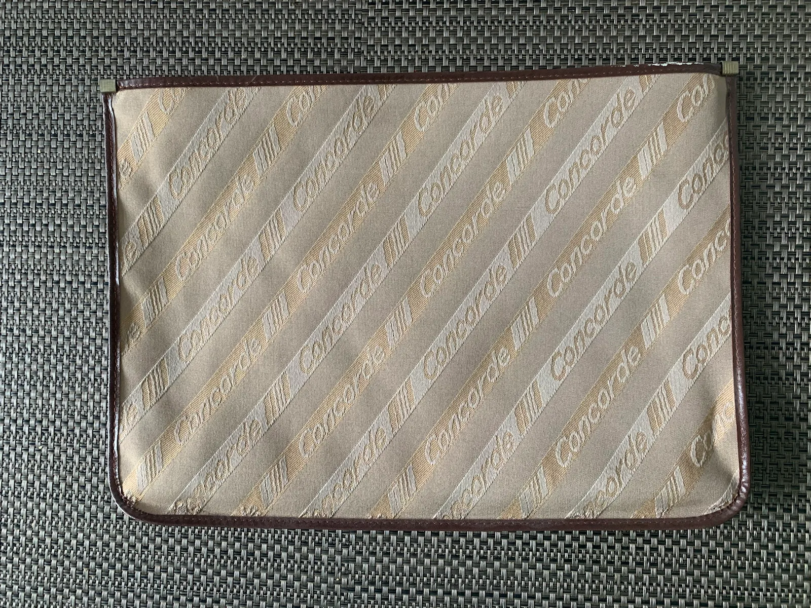 100 Posts und eine Review des Concorde Amenity Kits (von Air France)