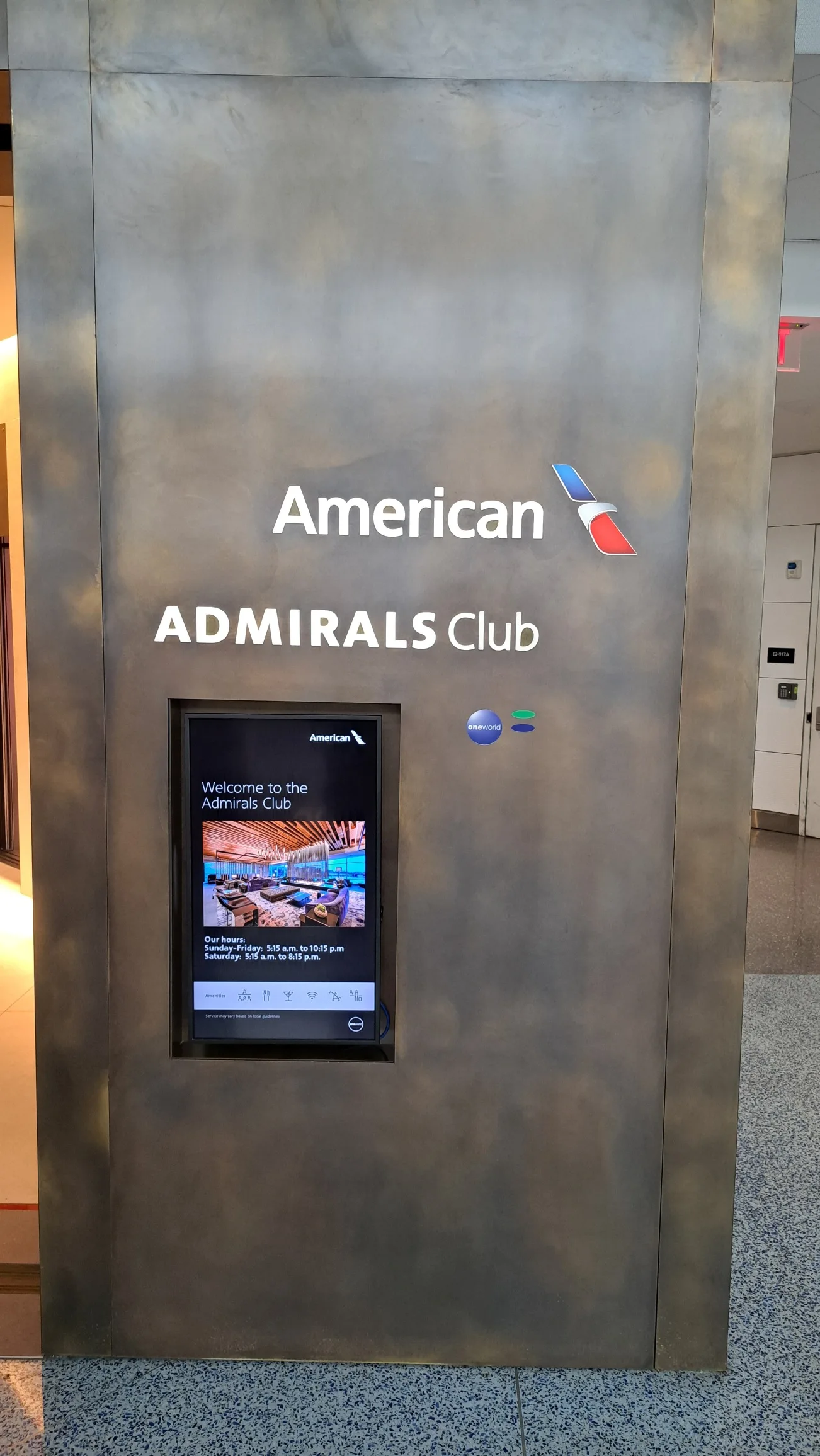 American Airlines Admirals Club Schild an einer Wand
