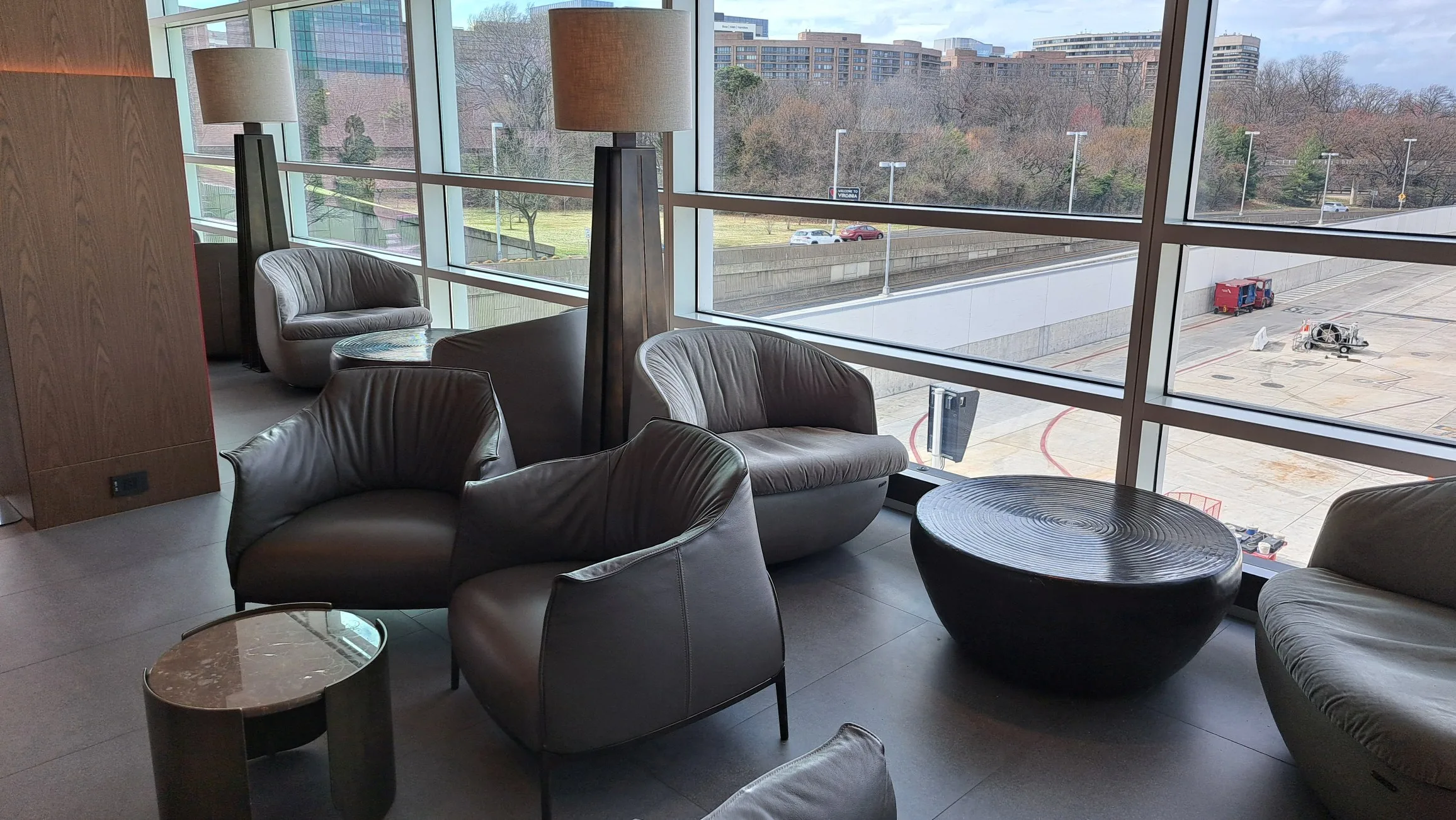 Loungebereich mit Sitzgelegenheiten und Blick auf die Stadt