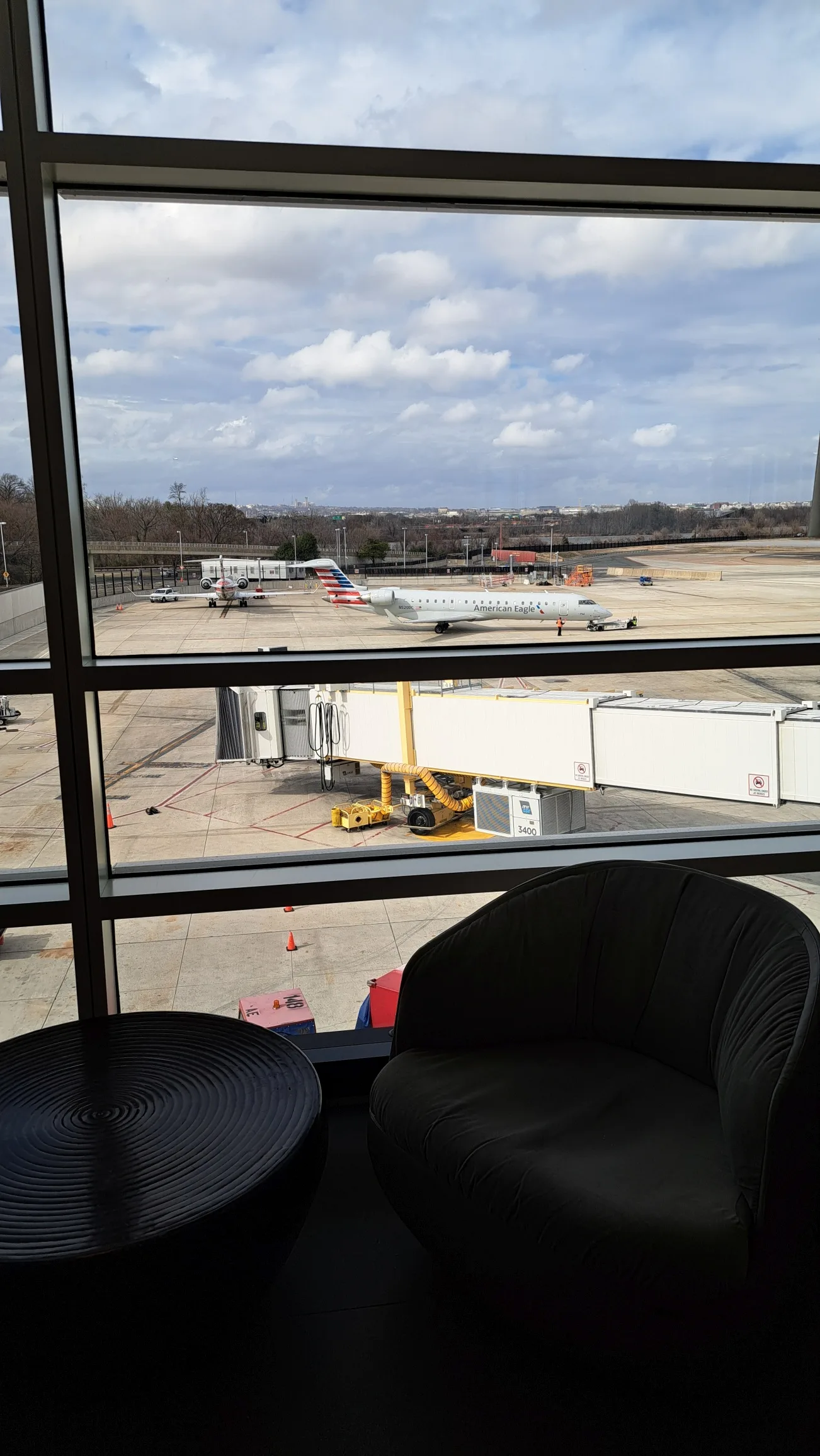 Loungebereich mit Sitzgelegenheiten und Fensterblick