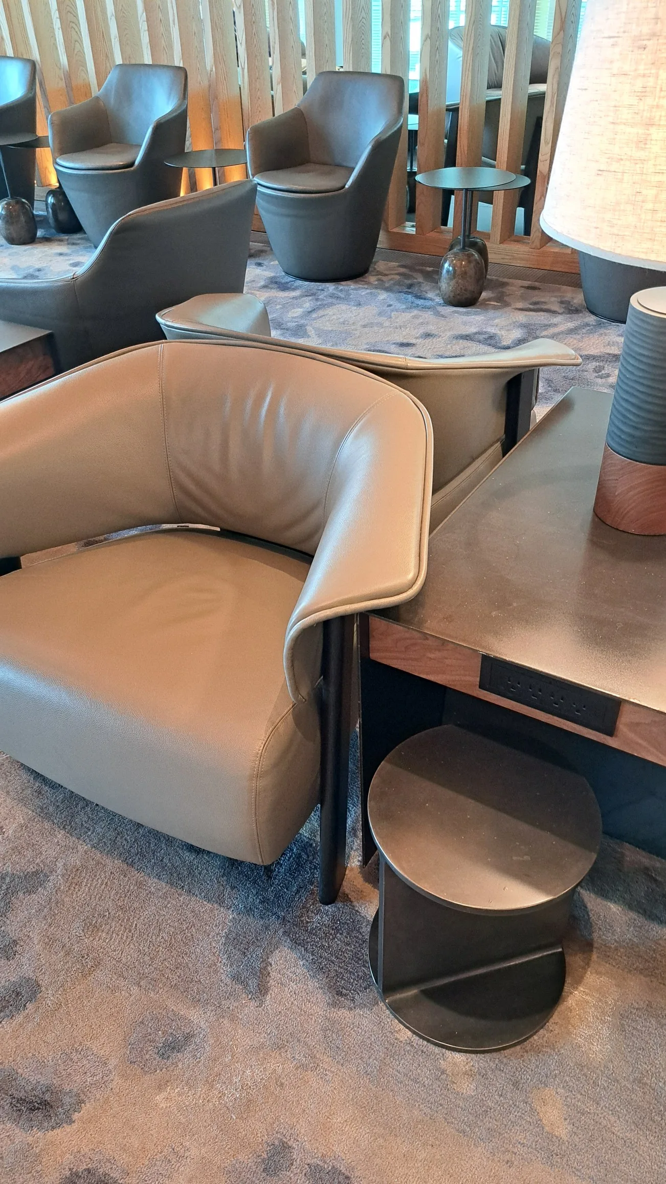 Loungebereich mit Sitzgelegenheiten und Tischen
