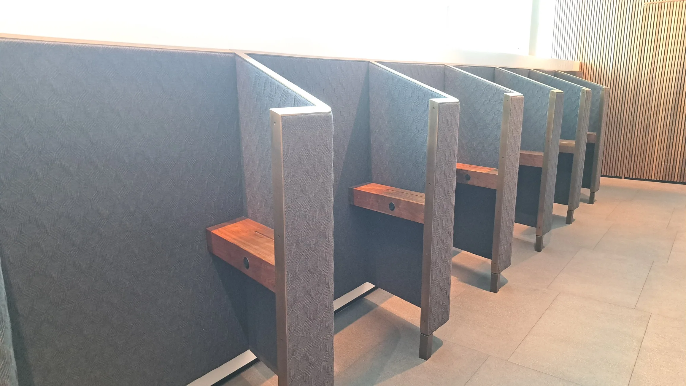 Loungebereich mit Sitzreihen und Tischen