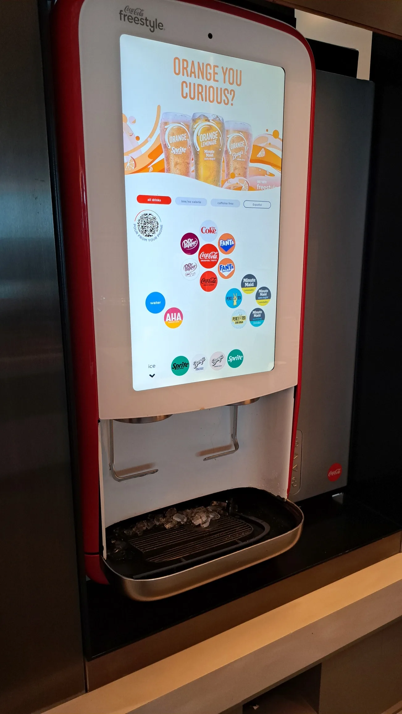 Lounge-Eingangsbereich mit Sitzgelegenheiten und Informationsstand