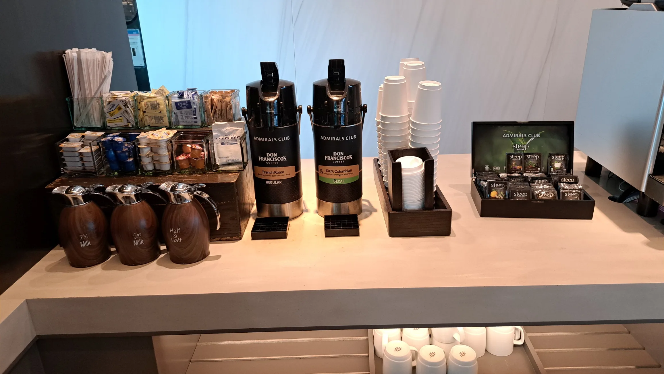 Loungebereich mit Sitzgelegenheiten und Getränkeautomaten
