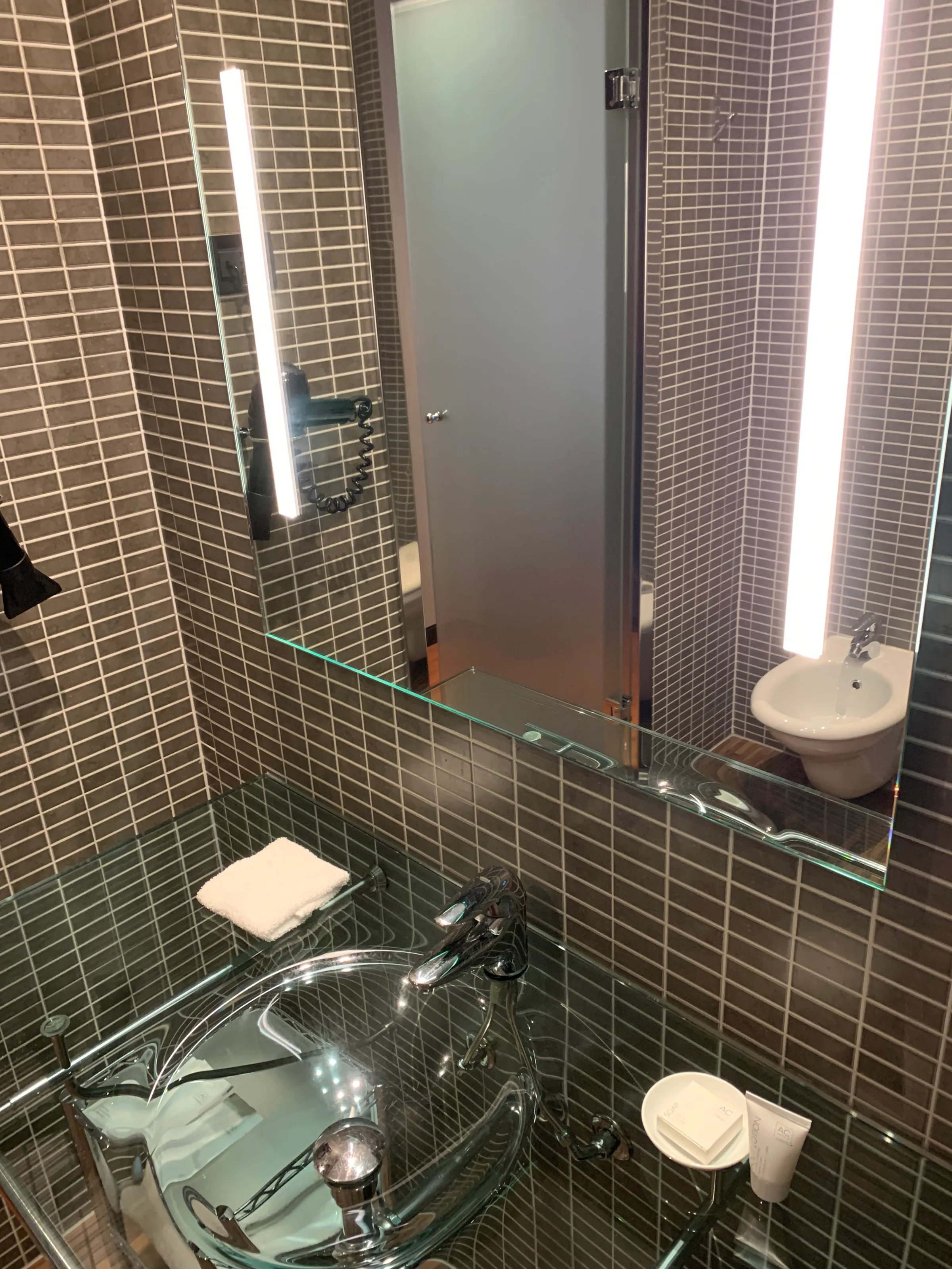Hotelzimmer mit Doppelbett und grauem Teppich