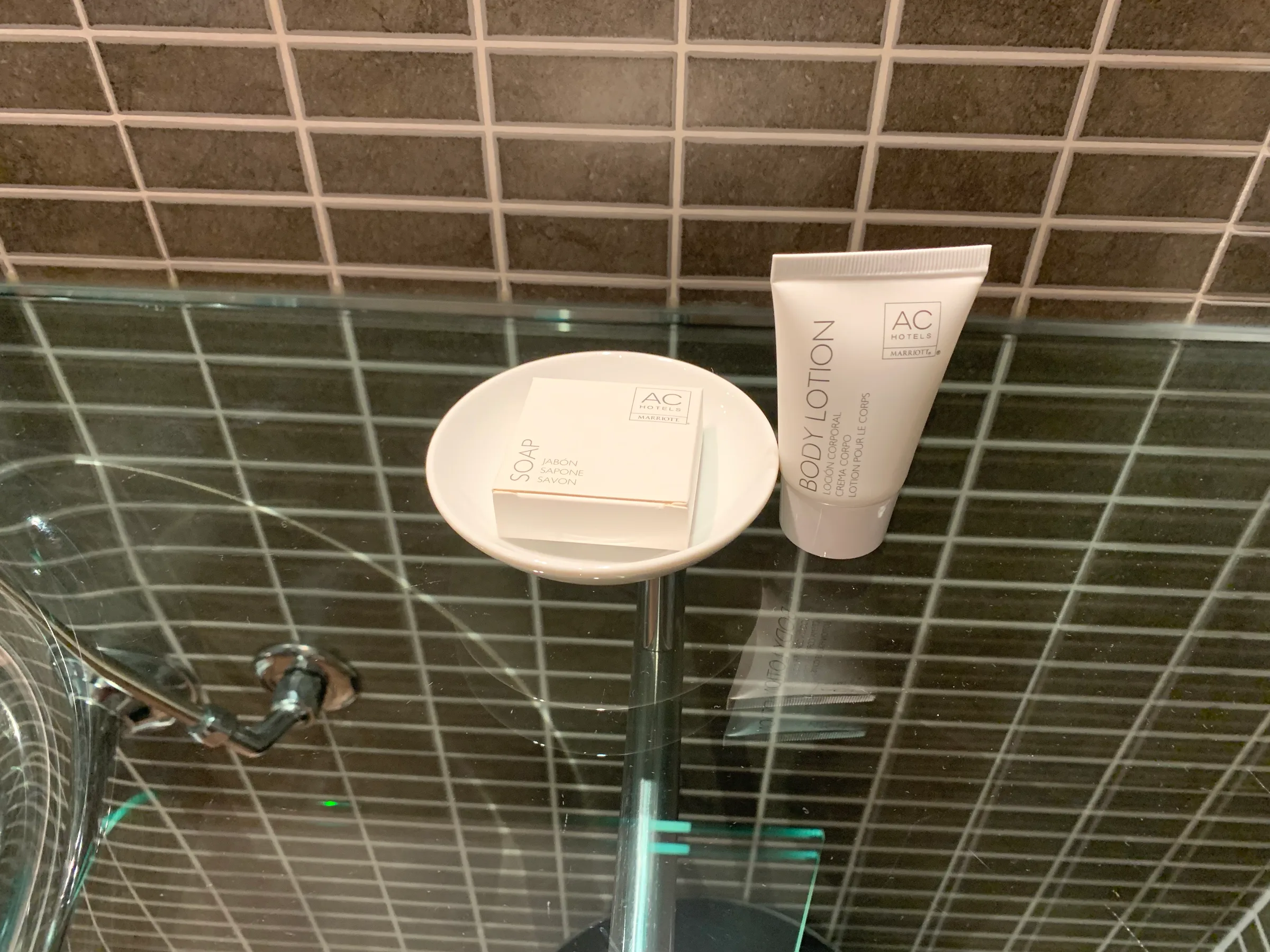 Hotelzimmer mit Doppelbett und grauem Bettbezug