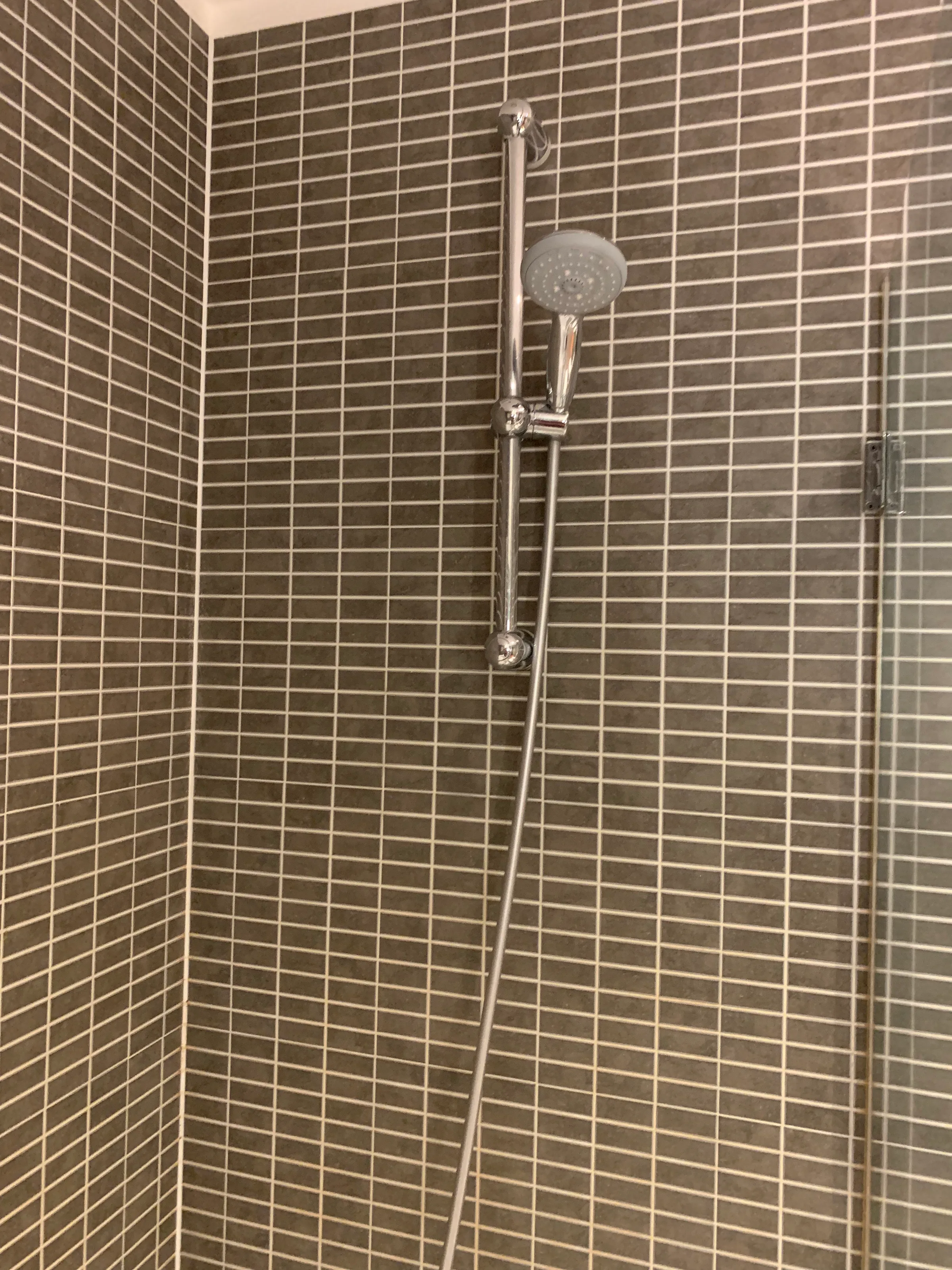 Hotelzimmer mit Doppelbett und grauem Teppich