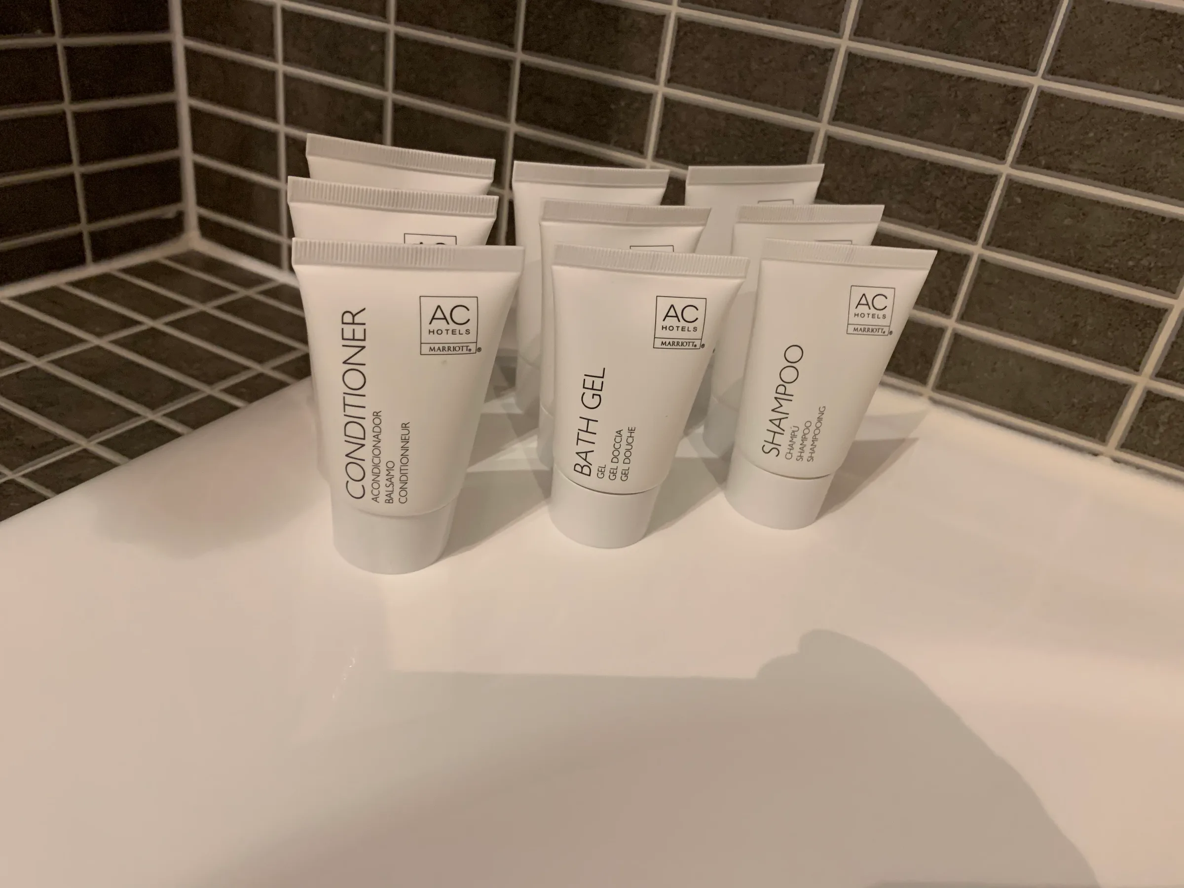 Reihe von Parfümflakons auf einer Theke im Hotel