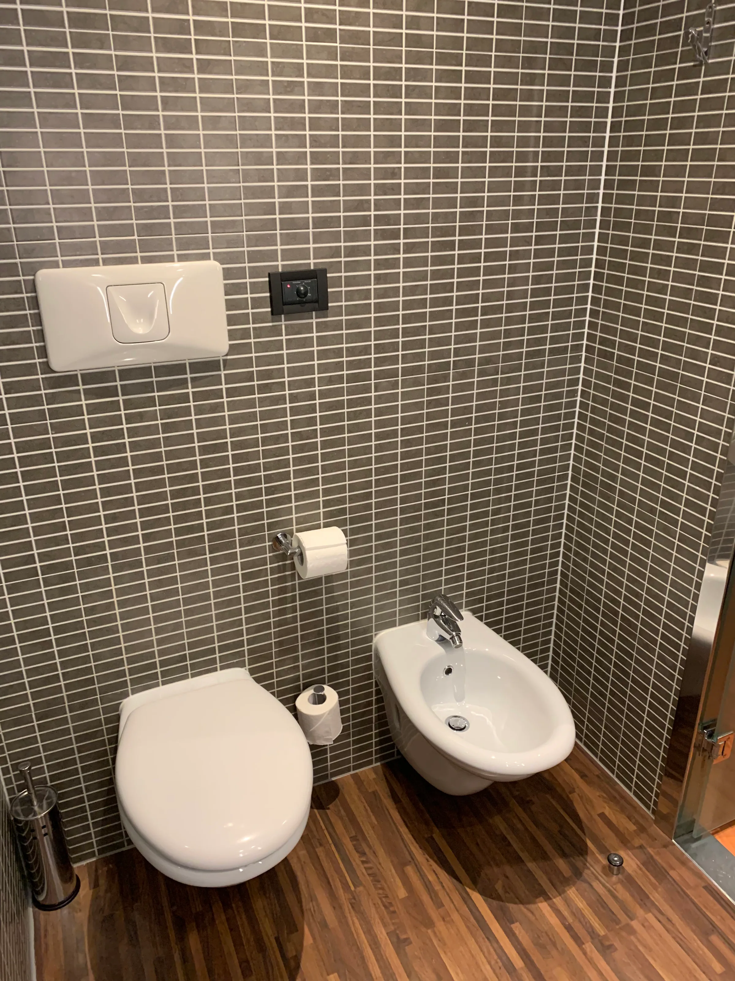 Hotelbad mit Dusche, Waschbecken und Spiegel
