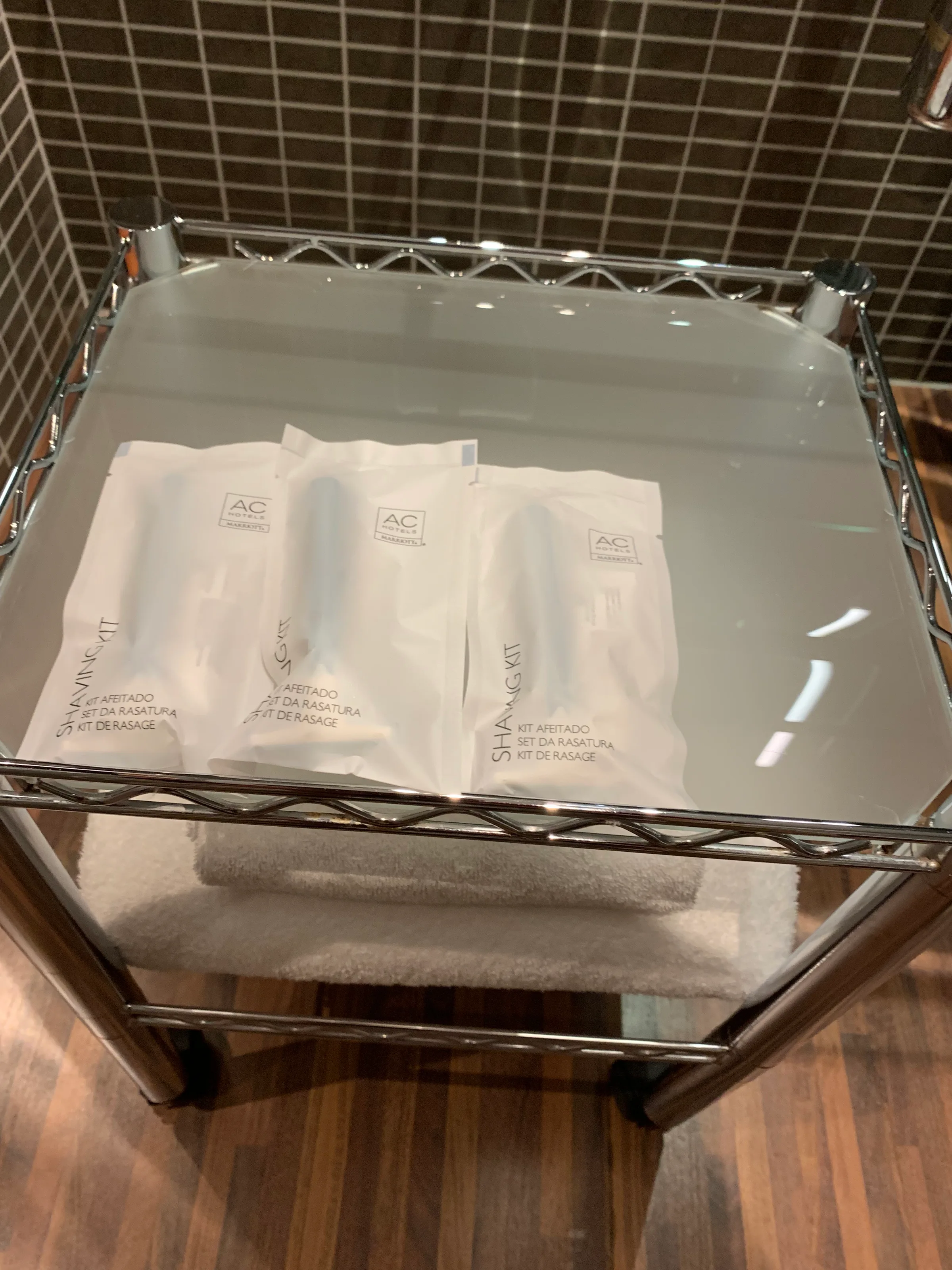 Hotelzimmer mit Doppelbett und grauem Bettbezug