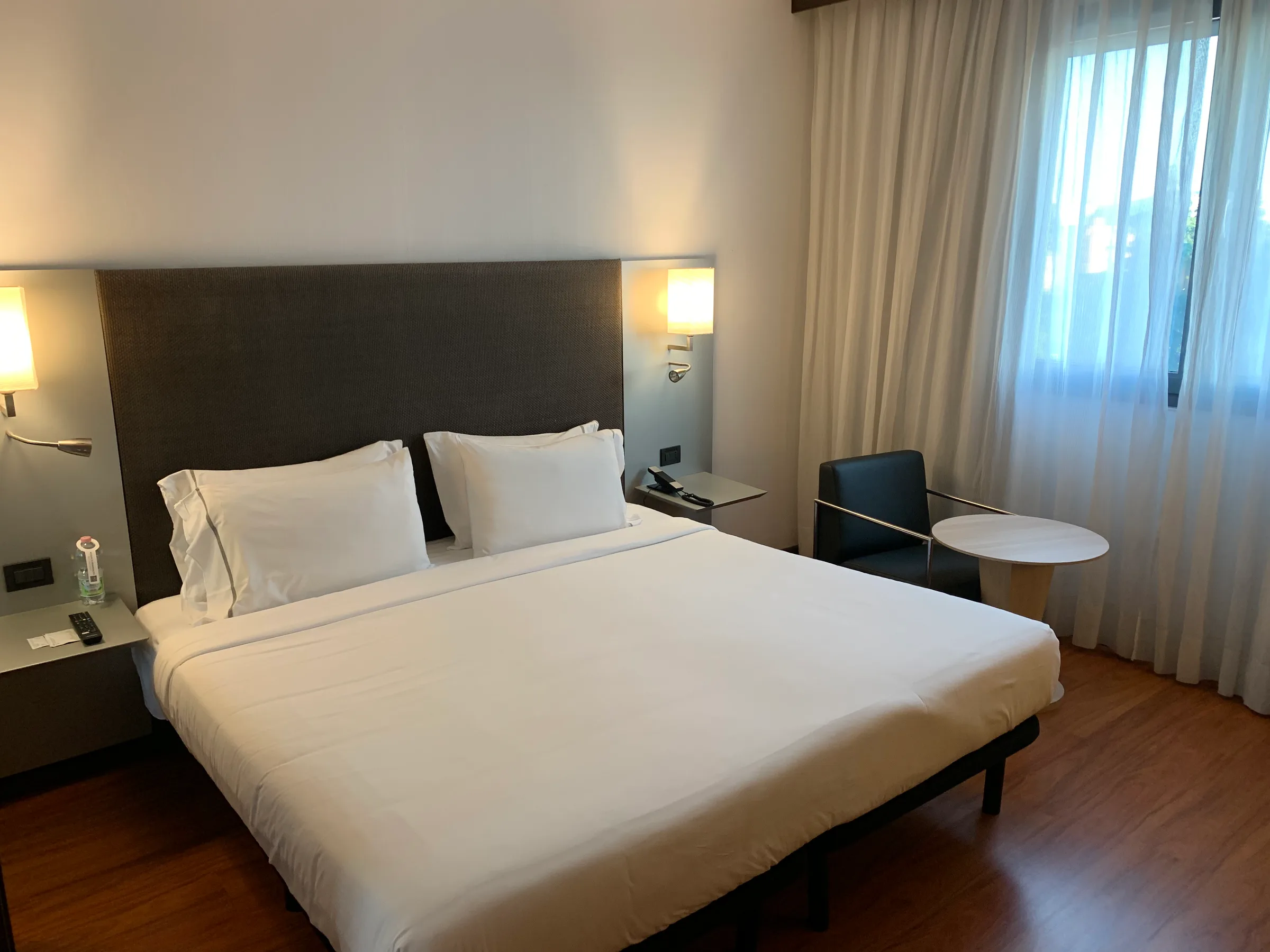 Hotelzimmer mit Doppelbett, Schreibtisch und Stuhl in modernem Design