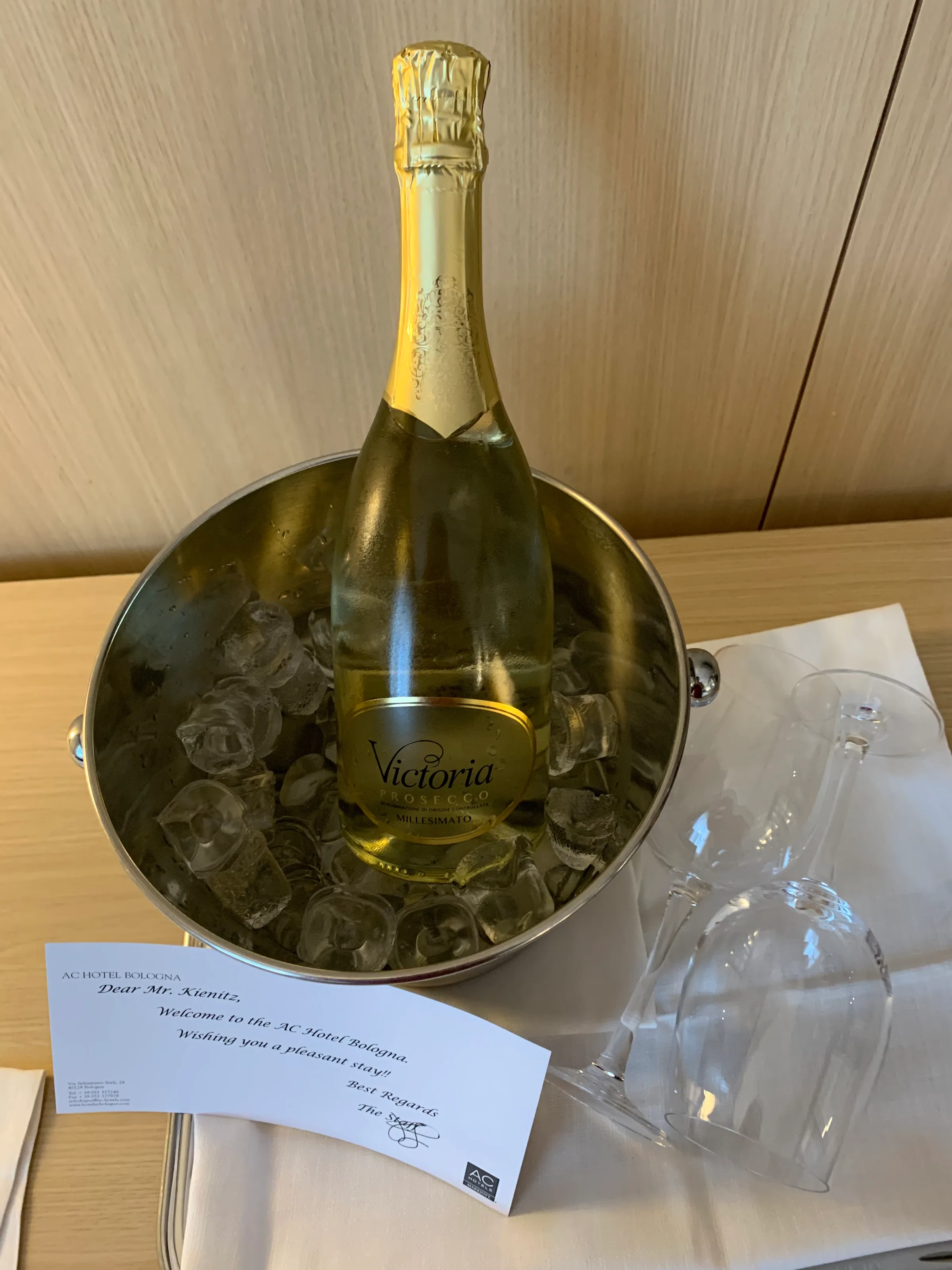 Hotelzimmer mit Doppelbett und grauem Bettbezug