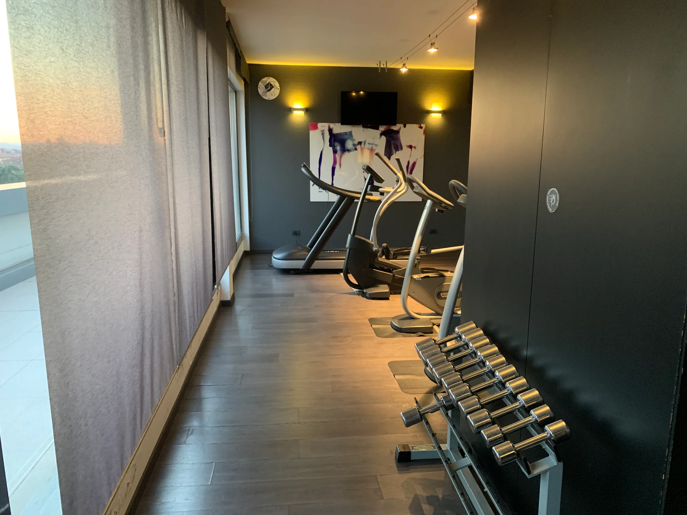Hotellobby mit modernem Design und farbenfrohen Elementen