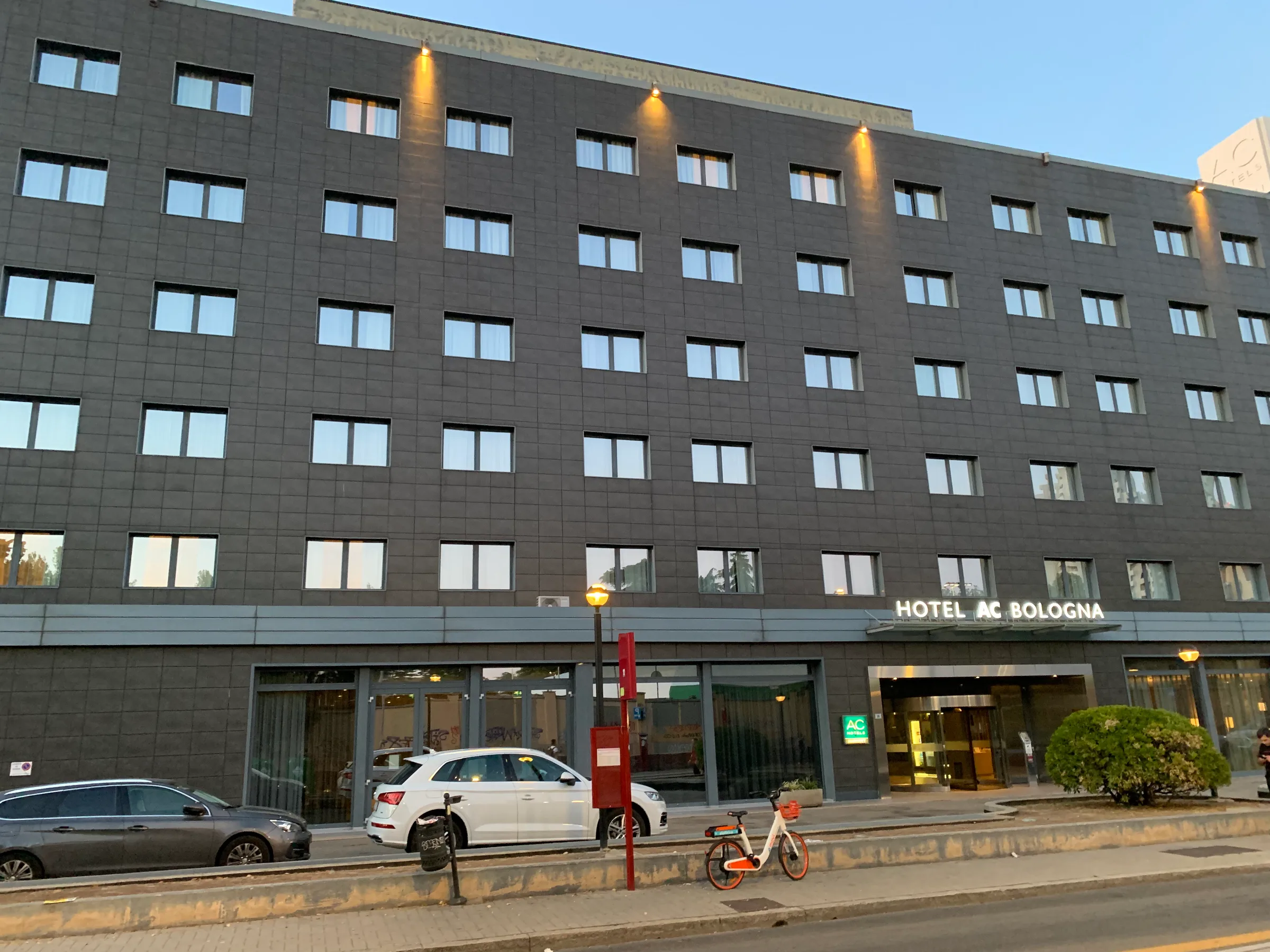 Fassade eines modernen Hotels mit blauem Himmel und Wolken im Hintergrund