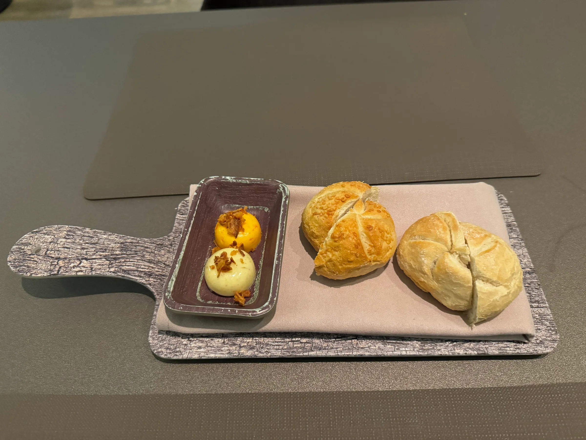 Hotelzimmertasche mit Reiseartikeln und Broschüre