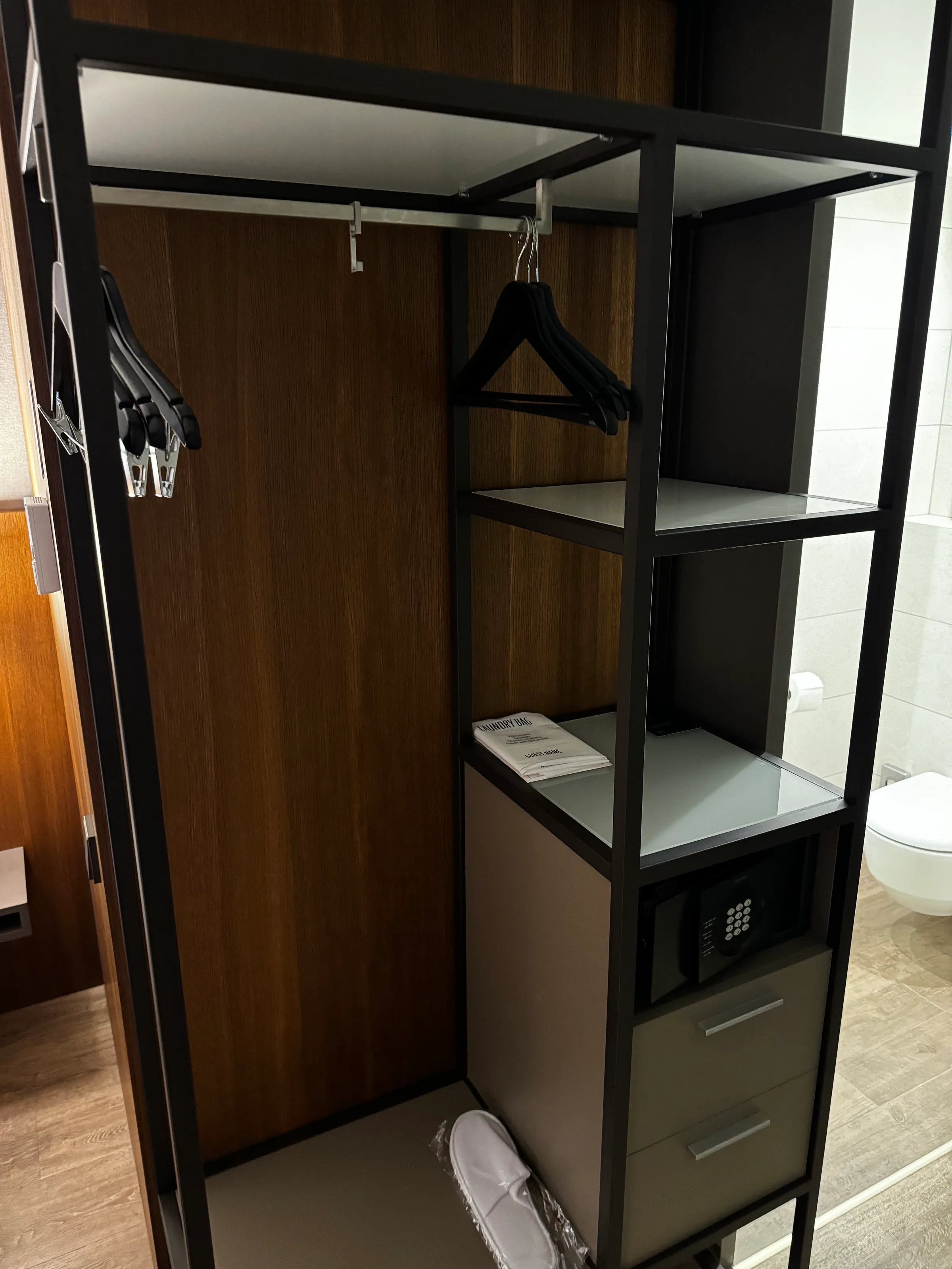 Hotelzimmer mit Doppelbett und grauer Bettwäsche