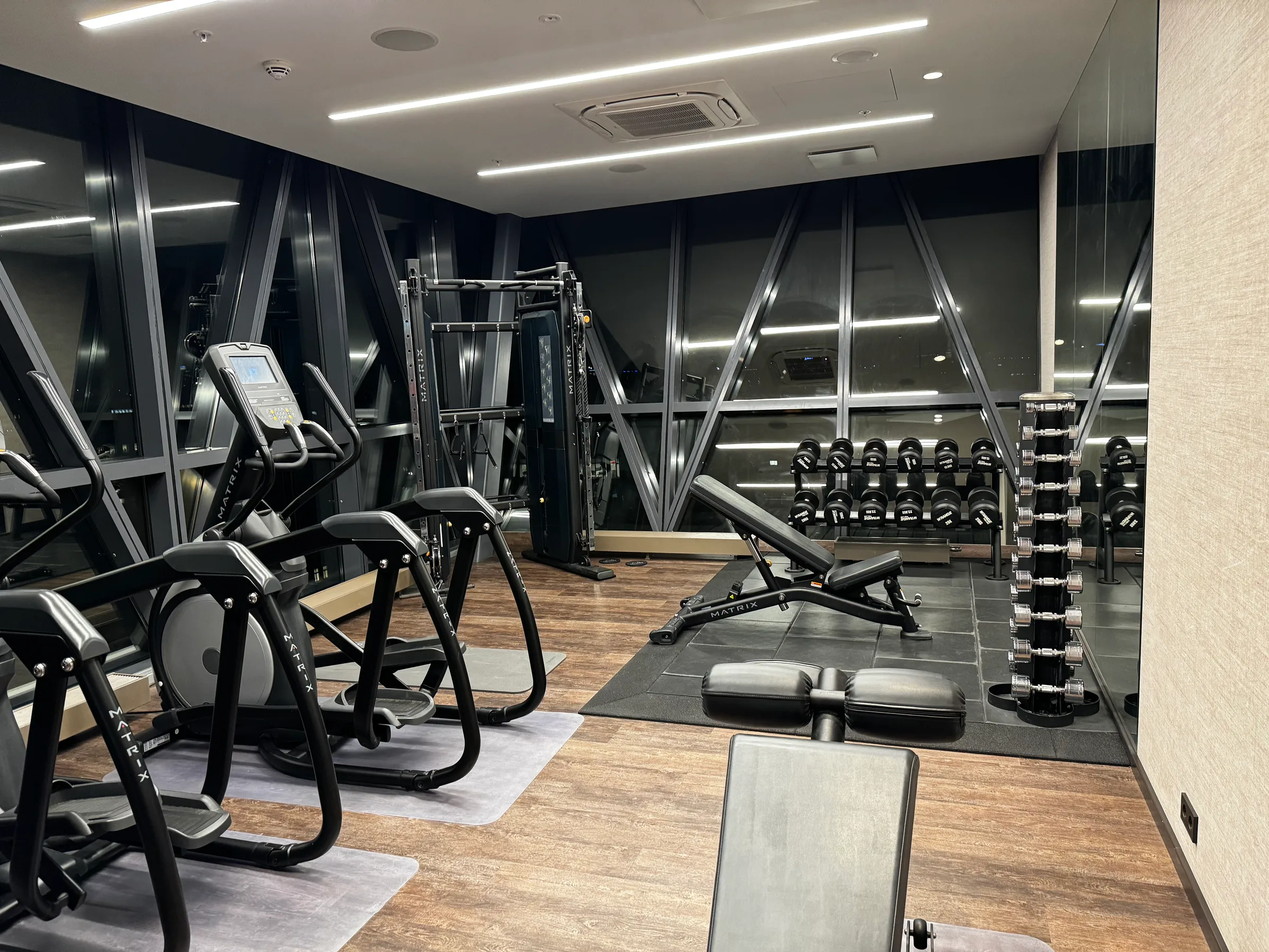Fitnessraum mit Trainingsgeräten und Gewichten