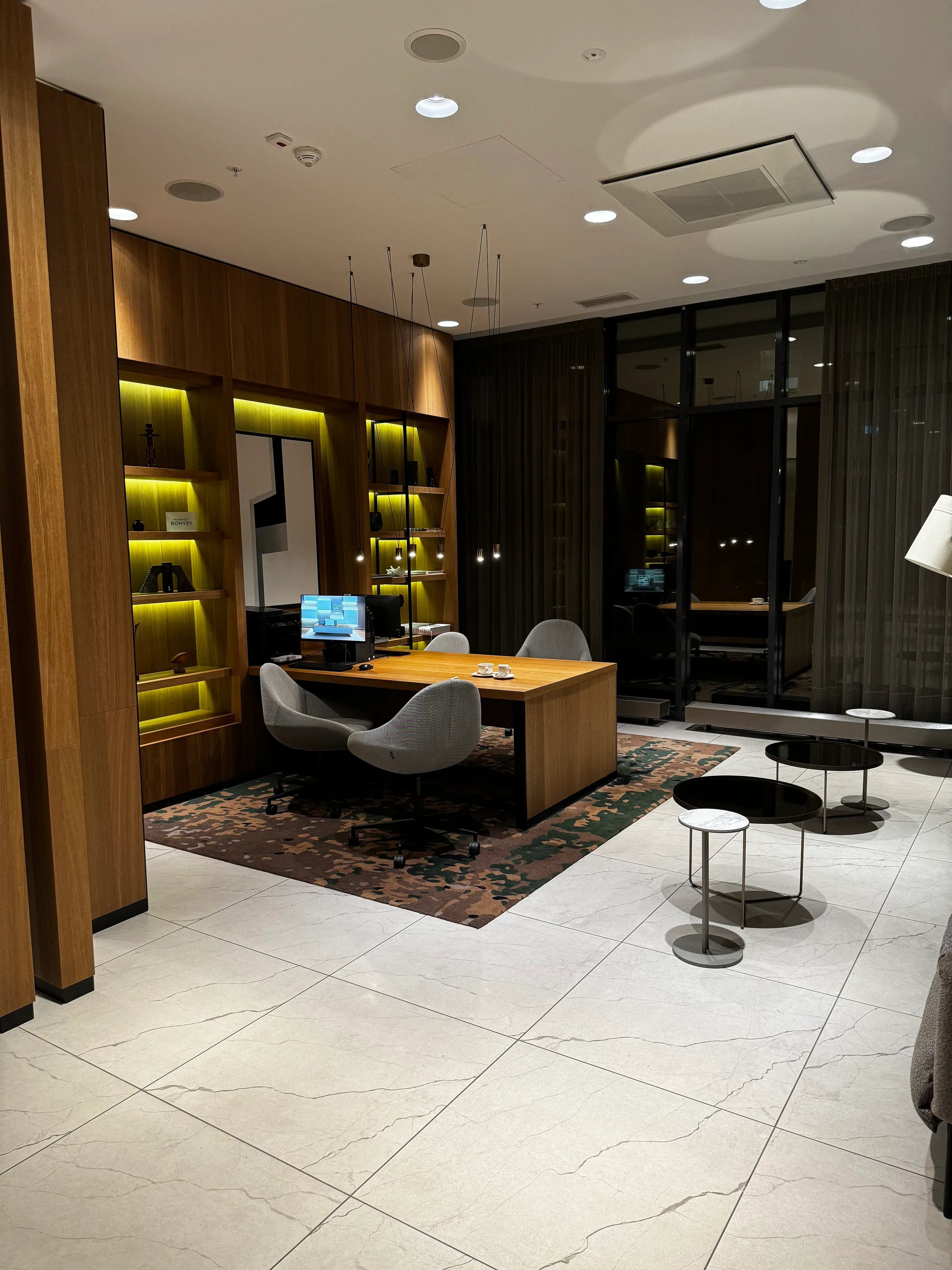 Hotelzimmer mit Doppelbett und grauem Bettbezug