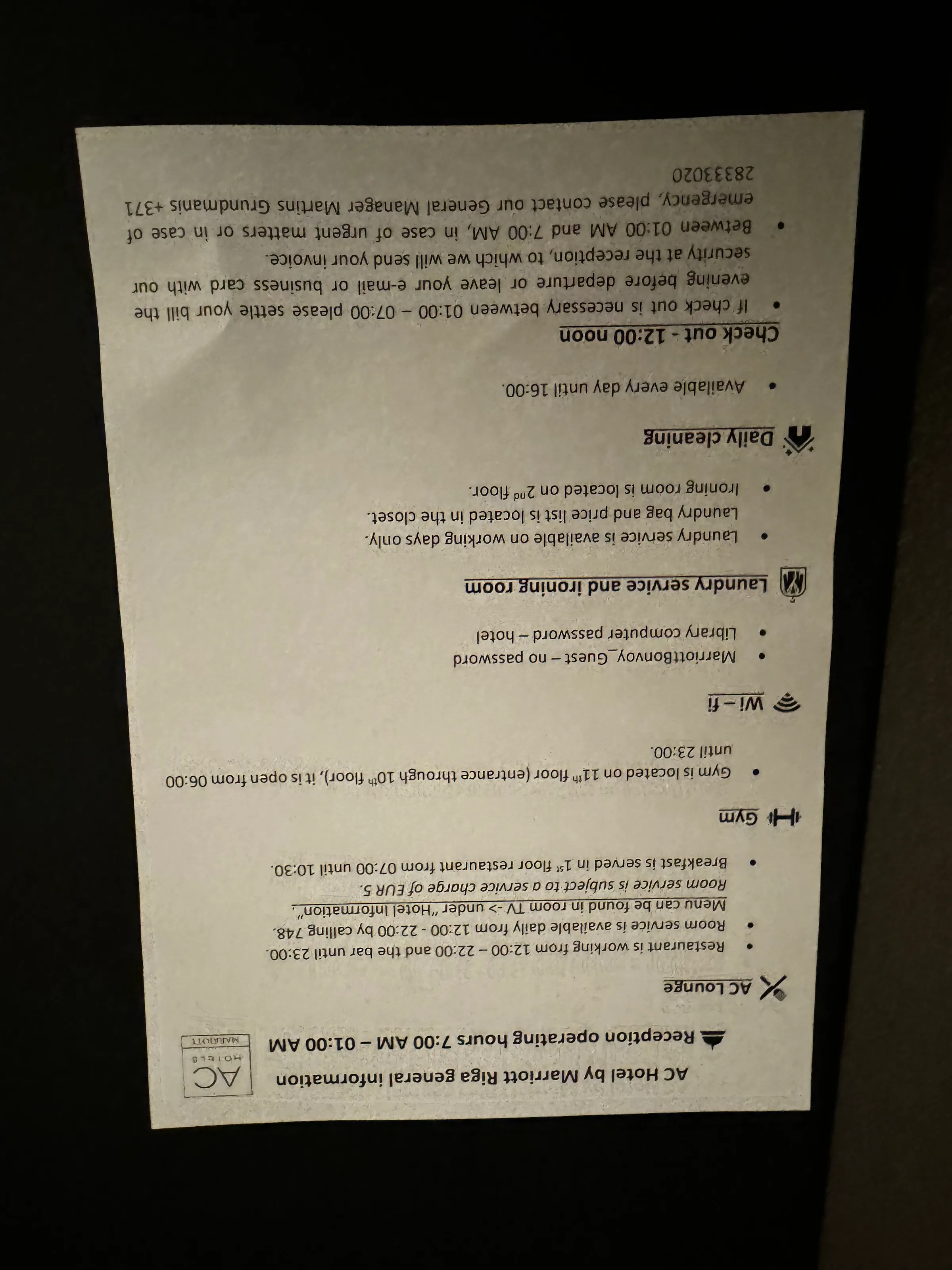 Hotelzimmer mit Doppelbett und grauer Decke