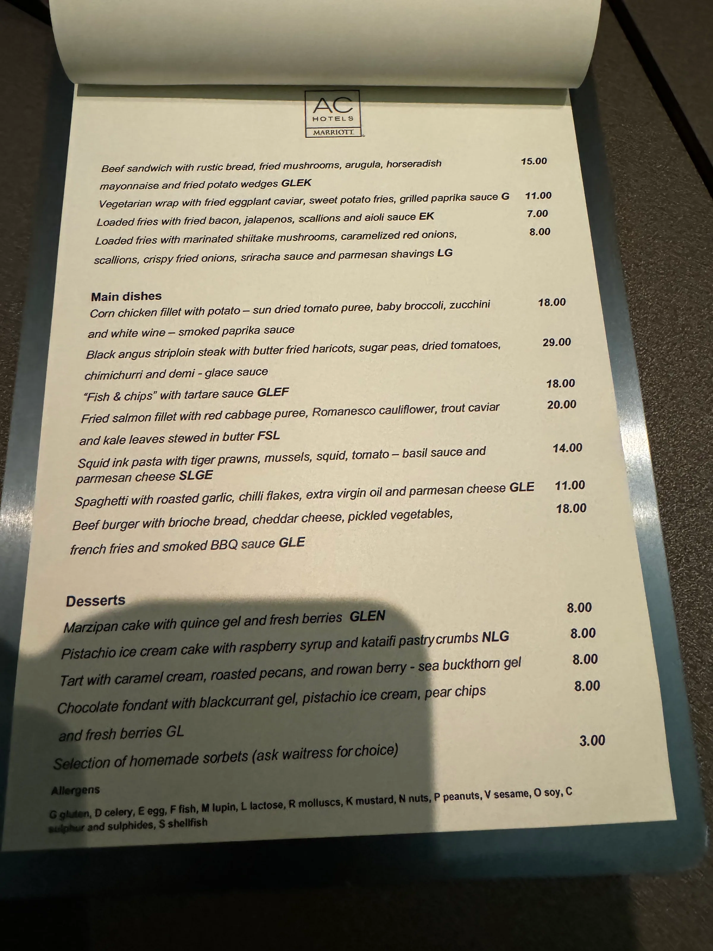 Speisekarte mit verschiedenen Gerichten und Desserts