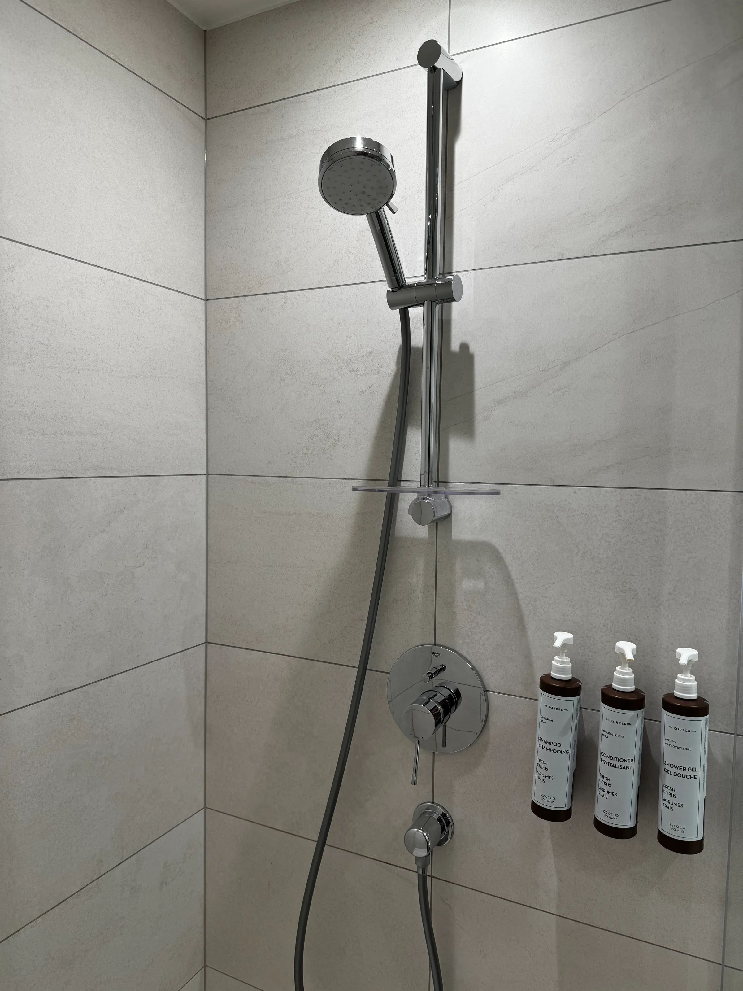 Hotelzimmer mit Doppelbett und grauem Teppich