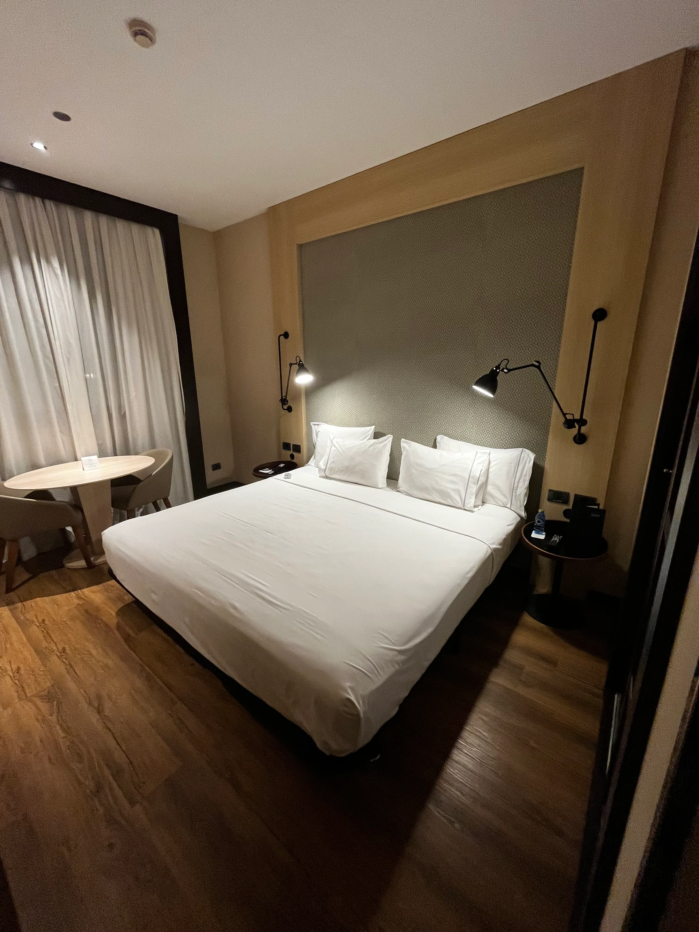 Hotelzimmer mit Doppelbett und grauem Hintergrund