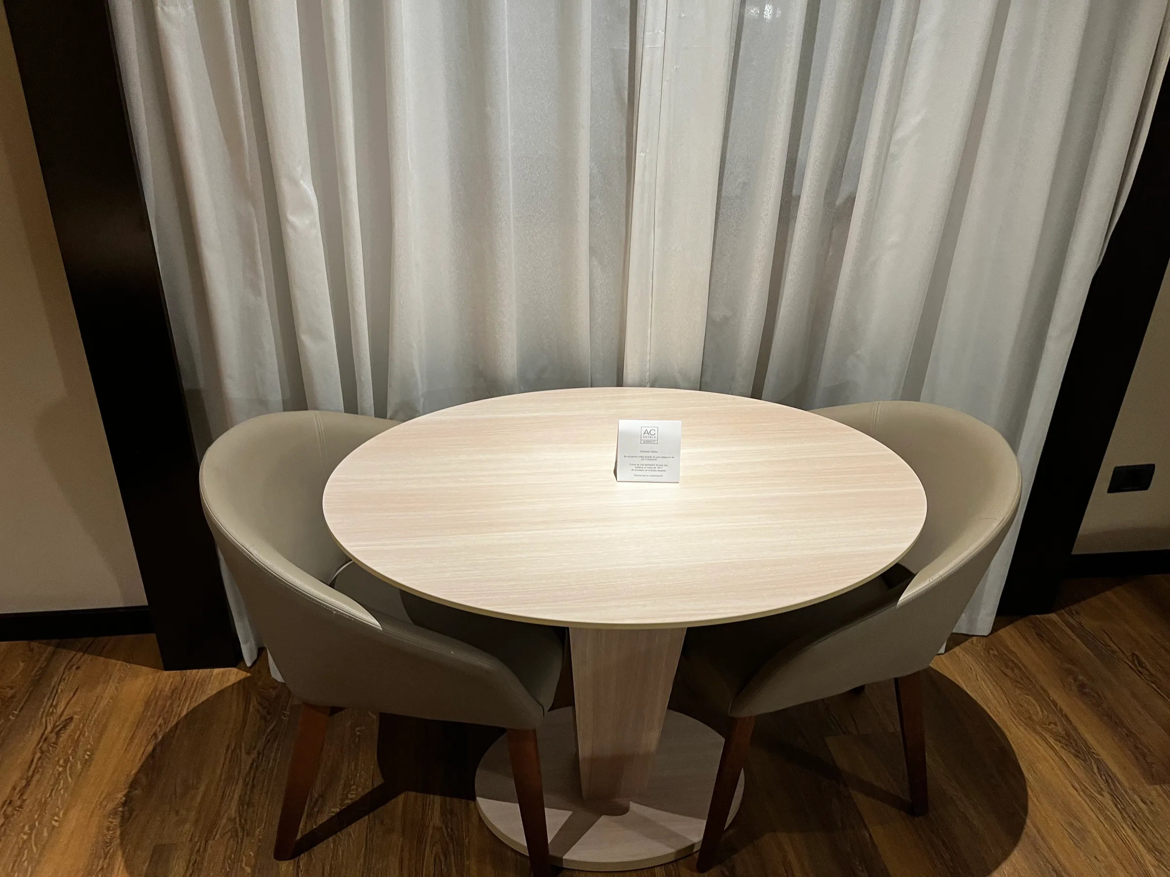 Runder Tisch mit Stühlen in einem Hotelzimmer