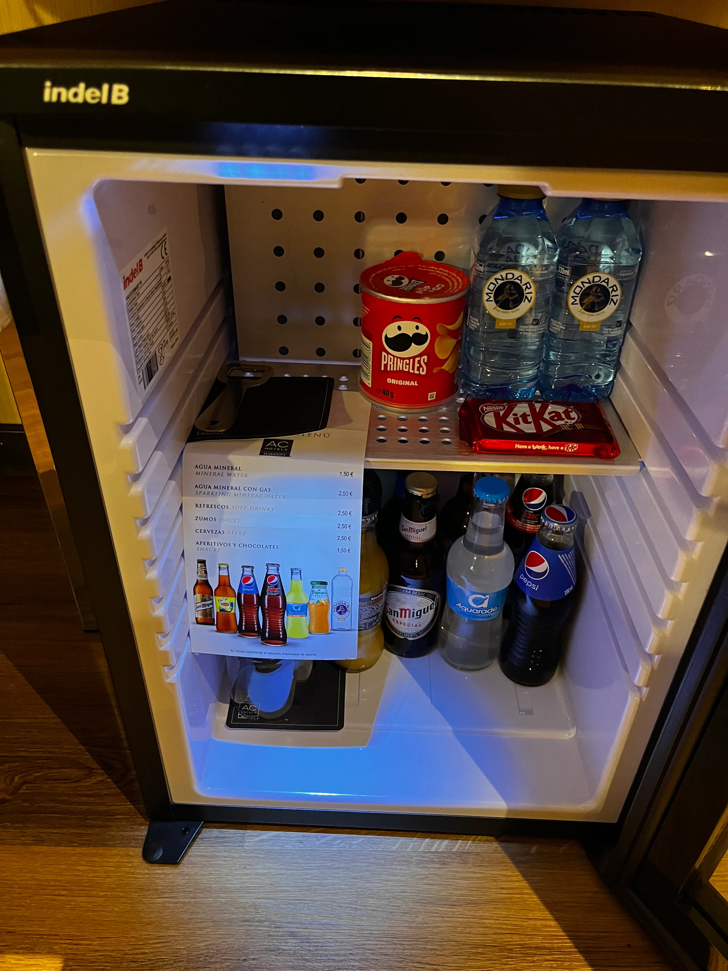 Mini-Kühlschrank mit Getränken und Snacks