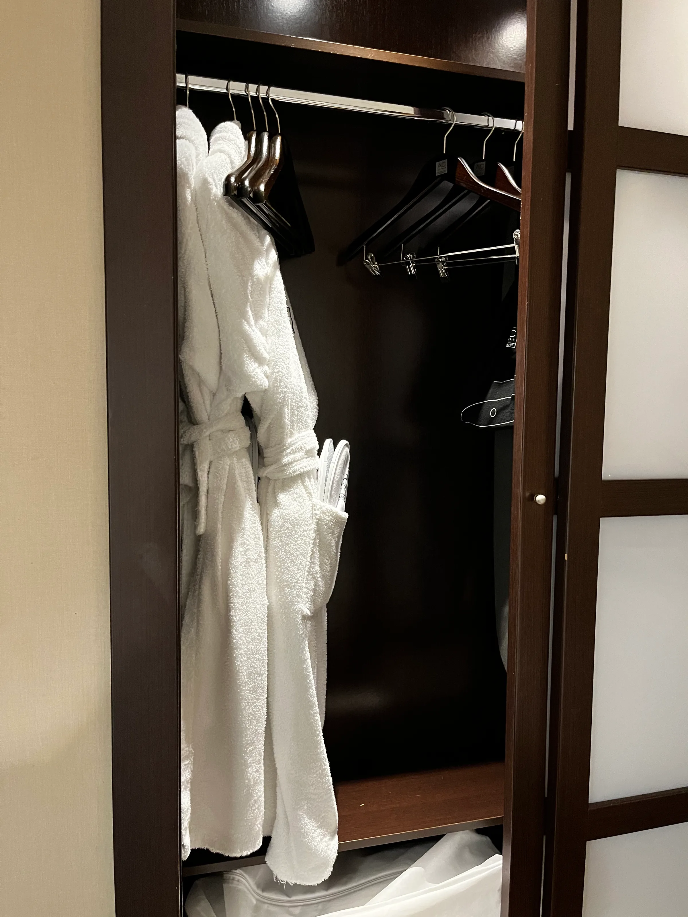 Hängender Bademantel im Schrank