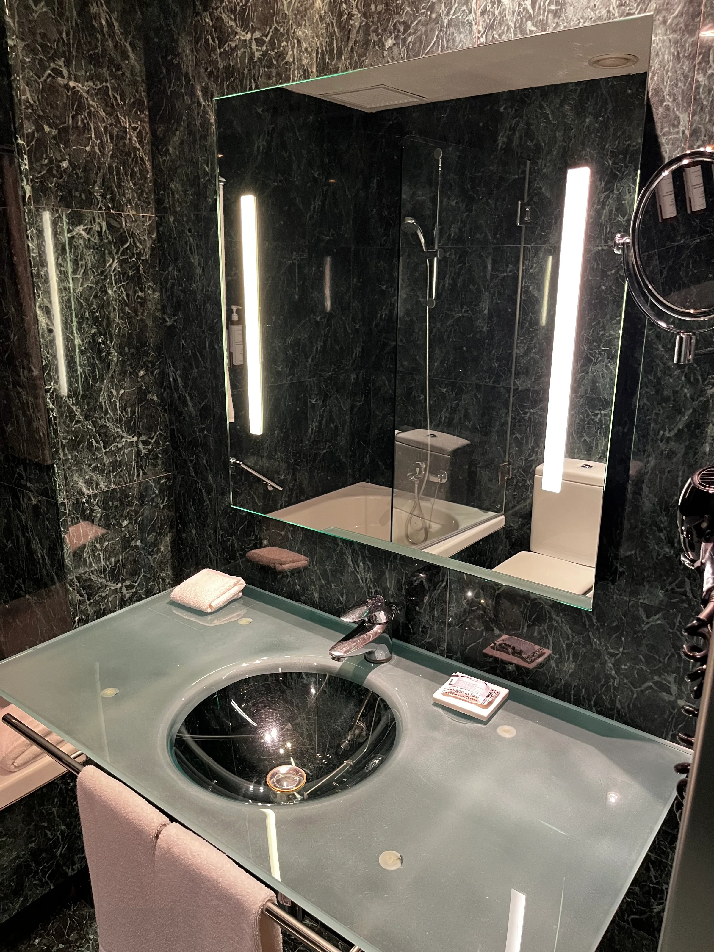 Moderne Badezimmeranlage mit Dusche und Spiegel