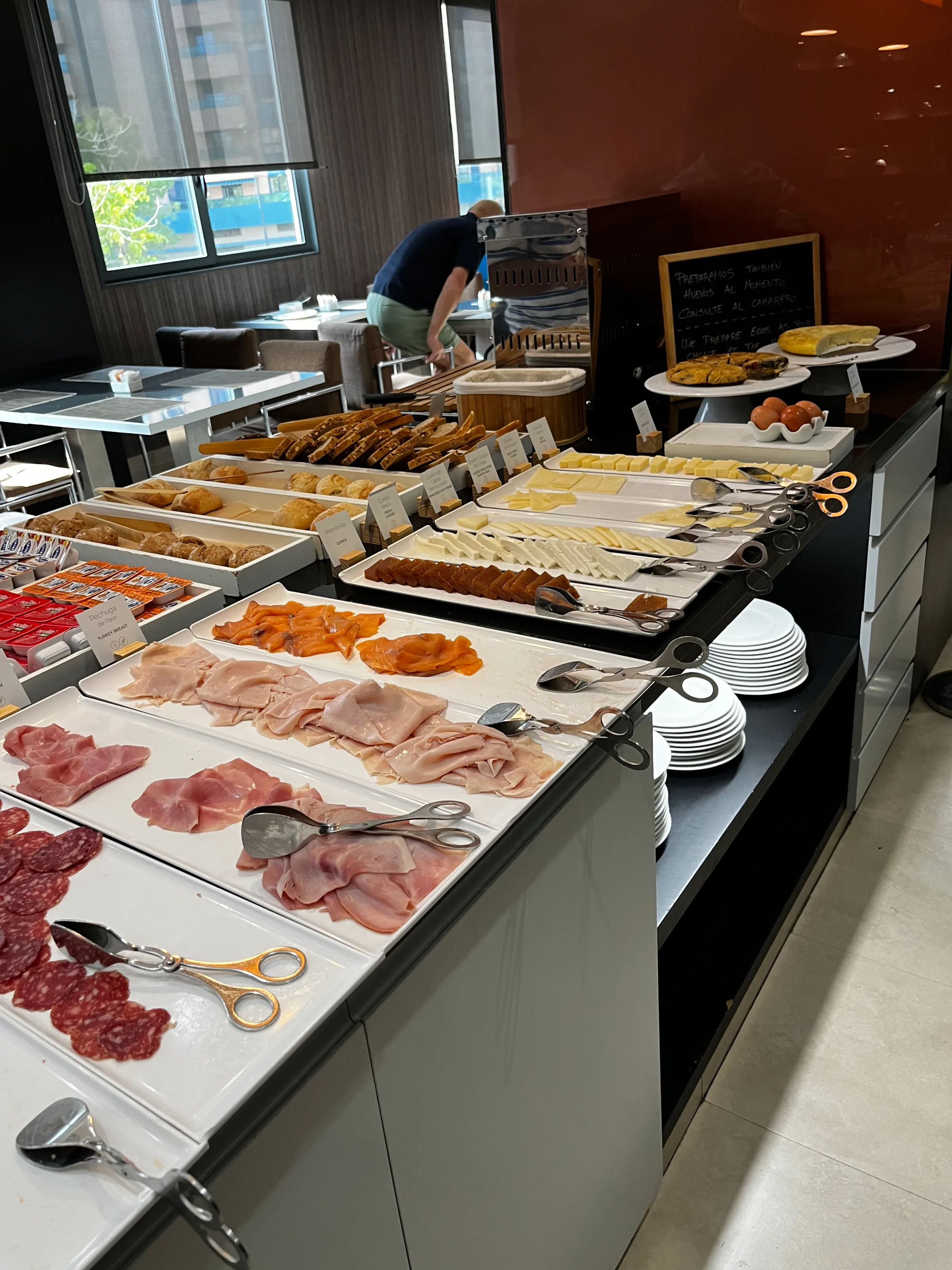 Frühstücksbuffet mit Käse, Schinken und Brot