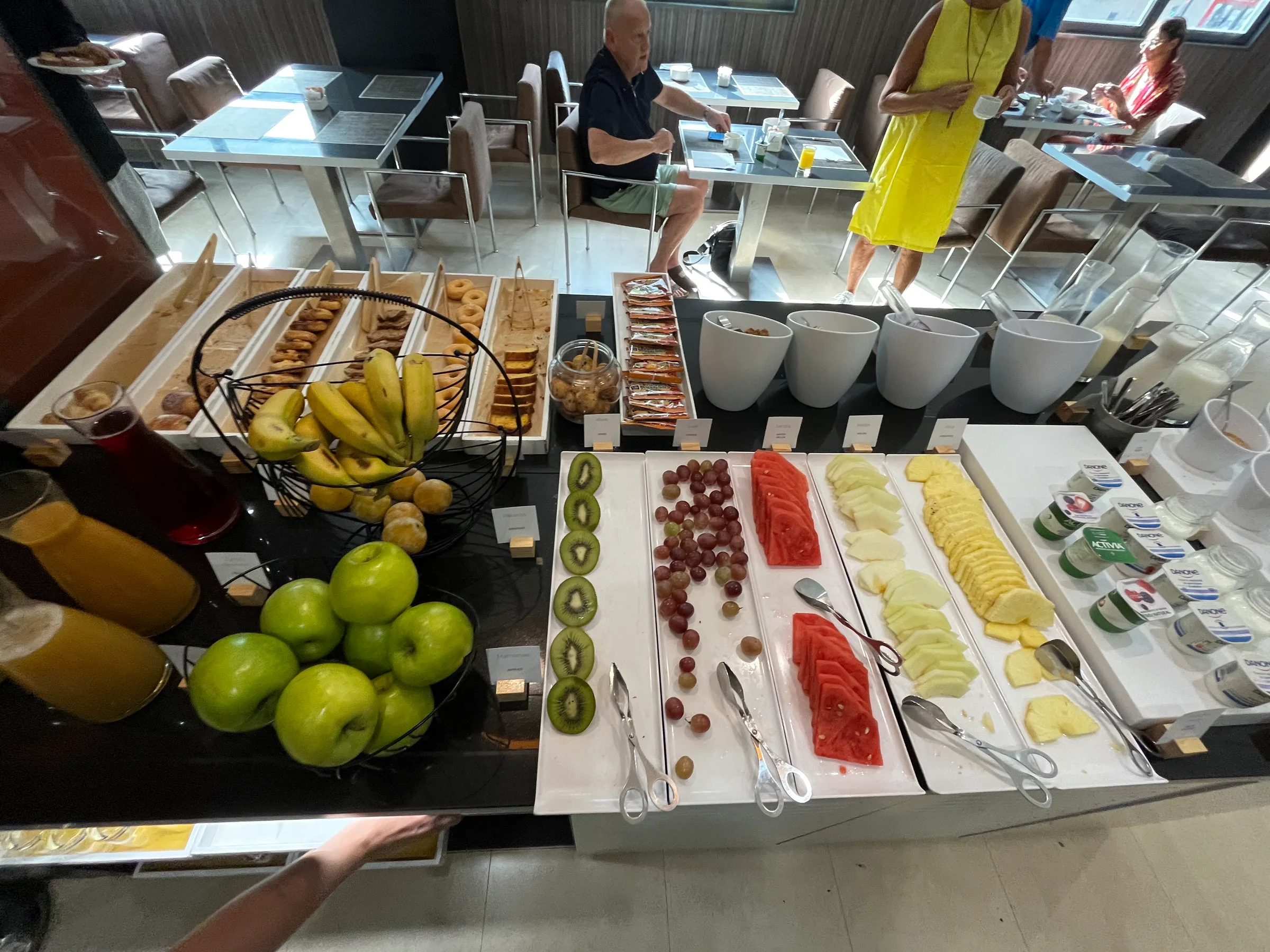 Frühstückbuffet mit Obst, Gemüse und Getränken