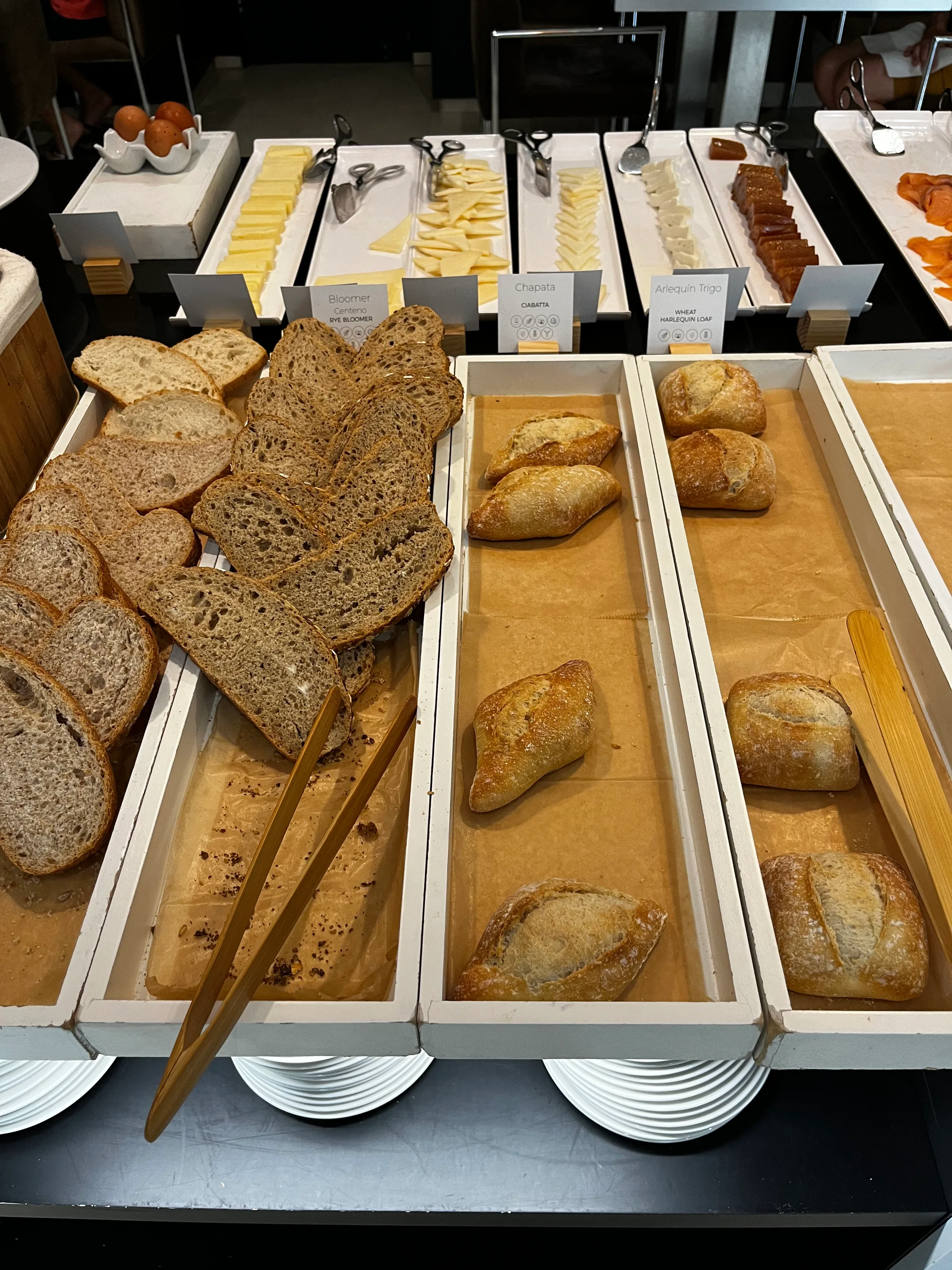 Frühstückstisch mit verschiedenen Brotarten und Käse