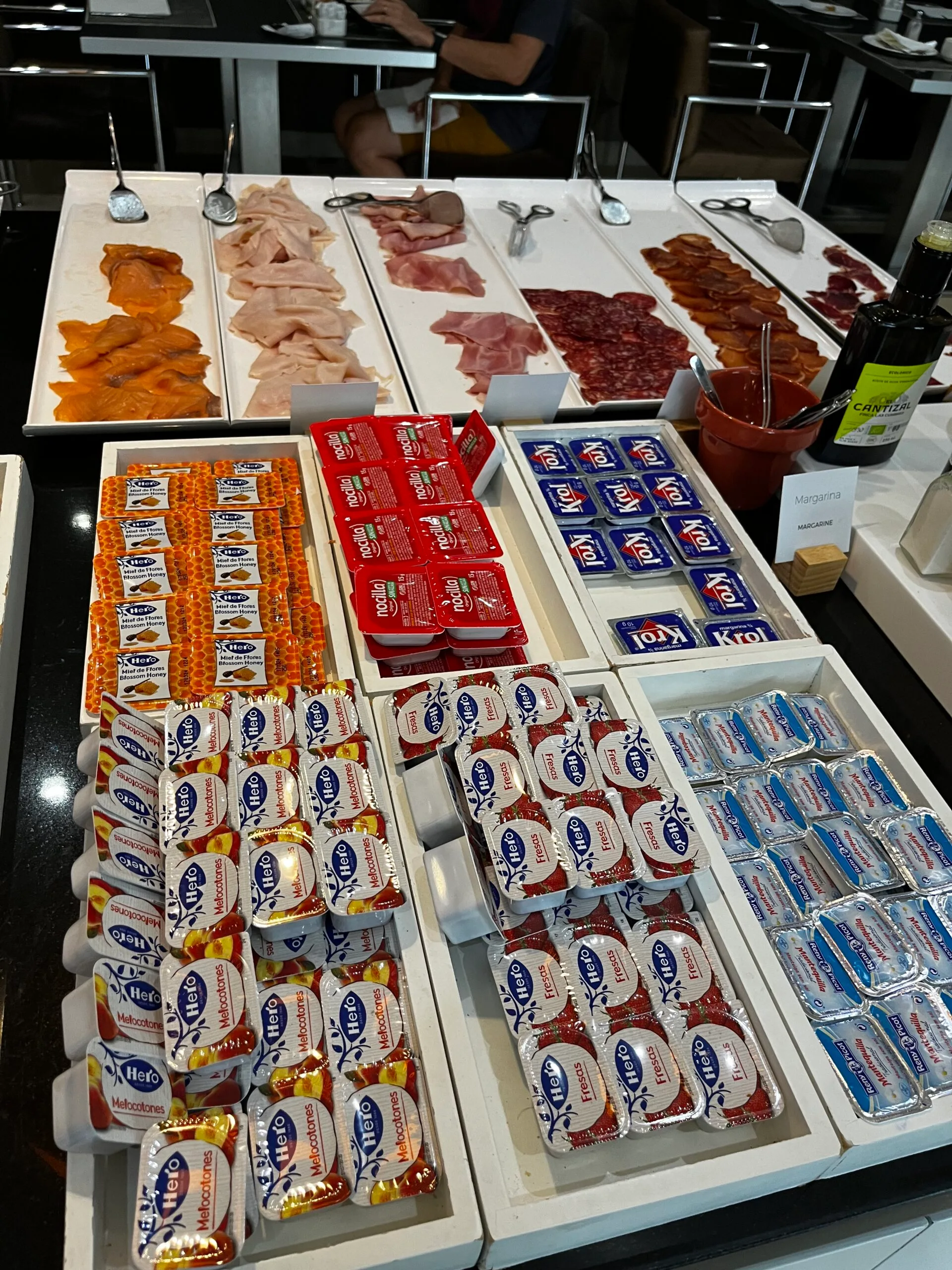 Das Frühstücksbuffet — überschaubare, aber solide Auswahl