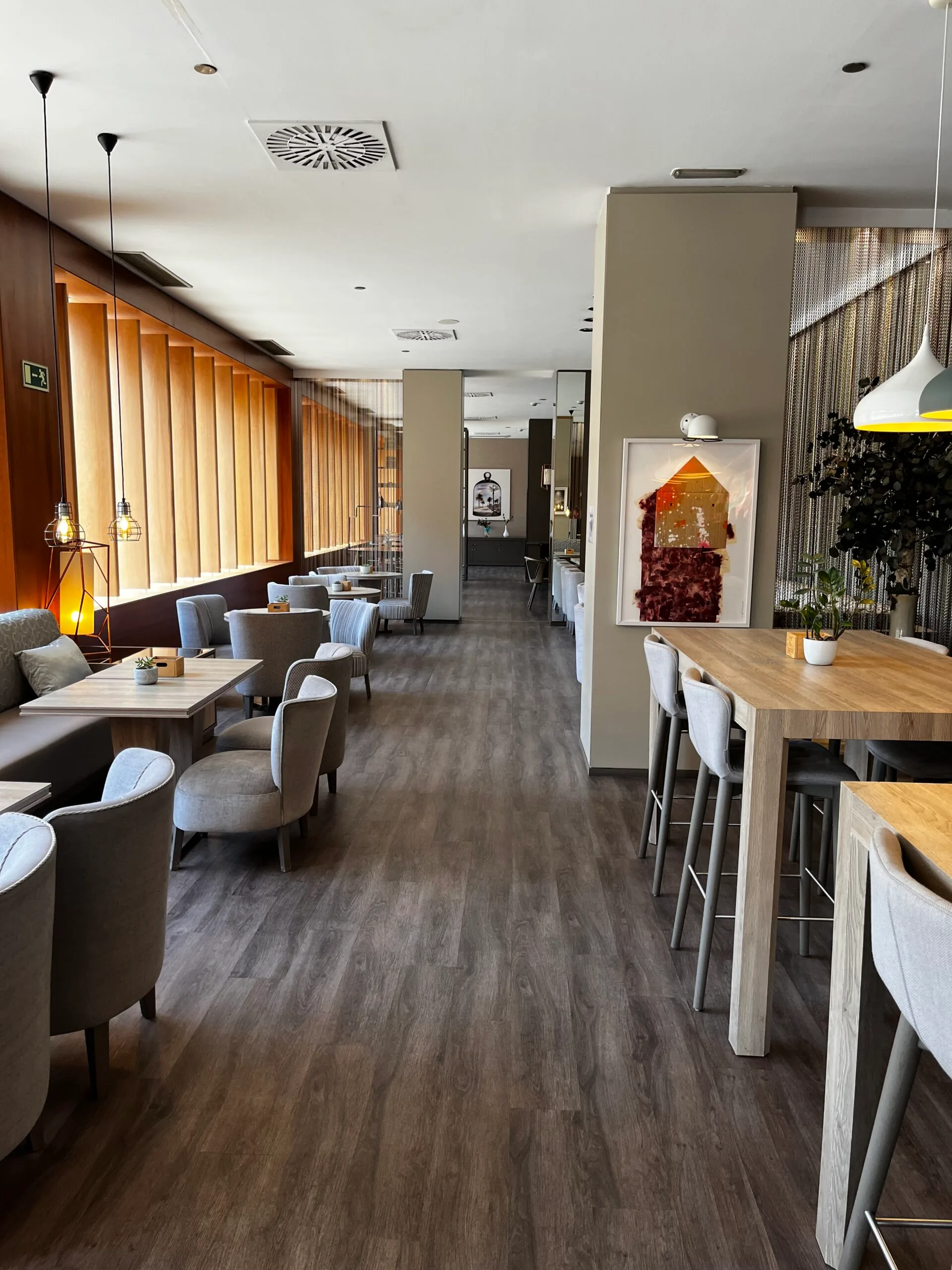 Die Bar im Erdgeschoss — entspannte Atmosphäre
