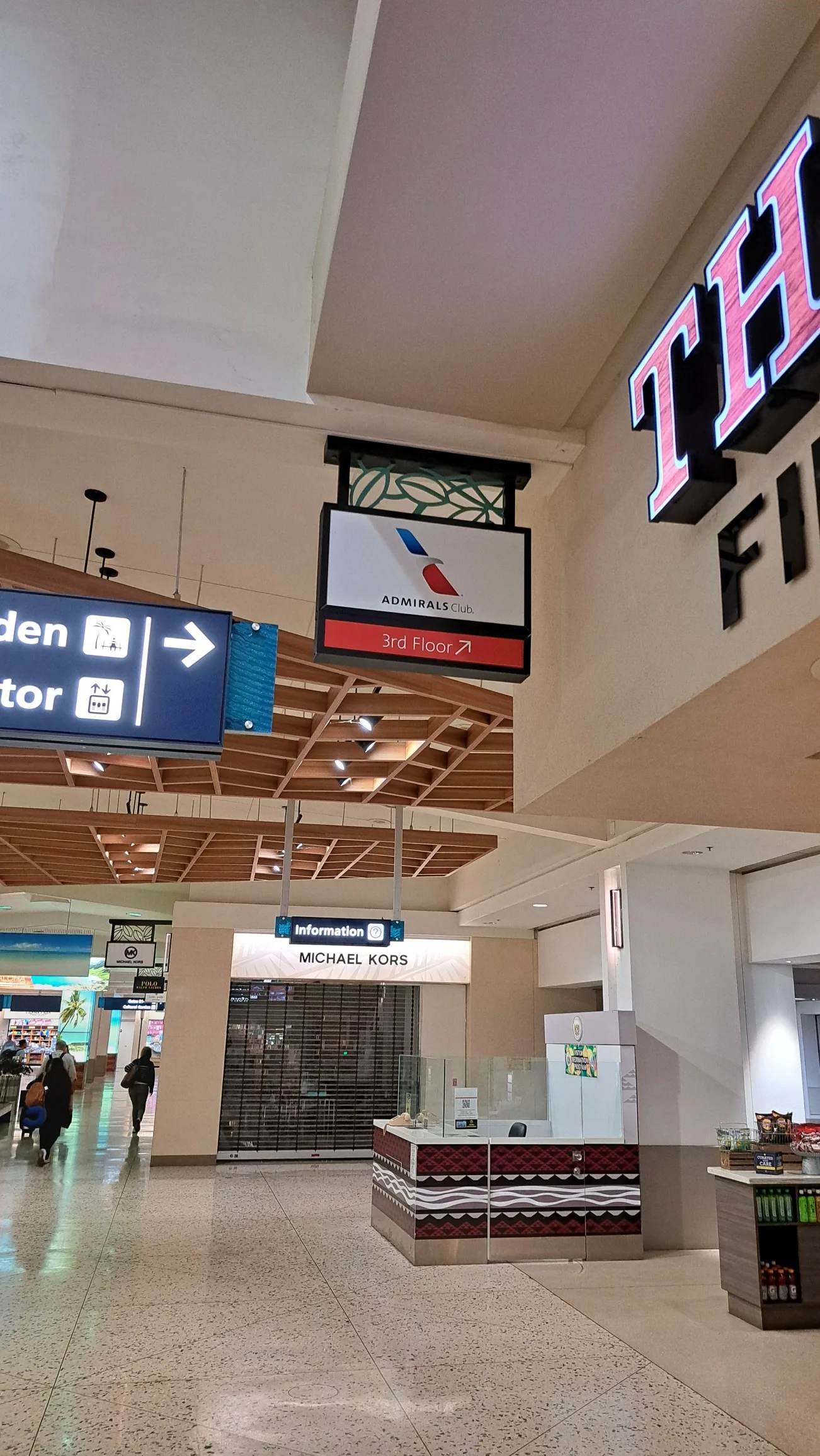 Lounge-Eingang mit Schildern für Admirals Club und Michael Kors am Flughafen Honolulu